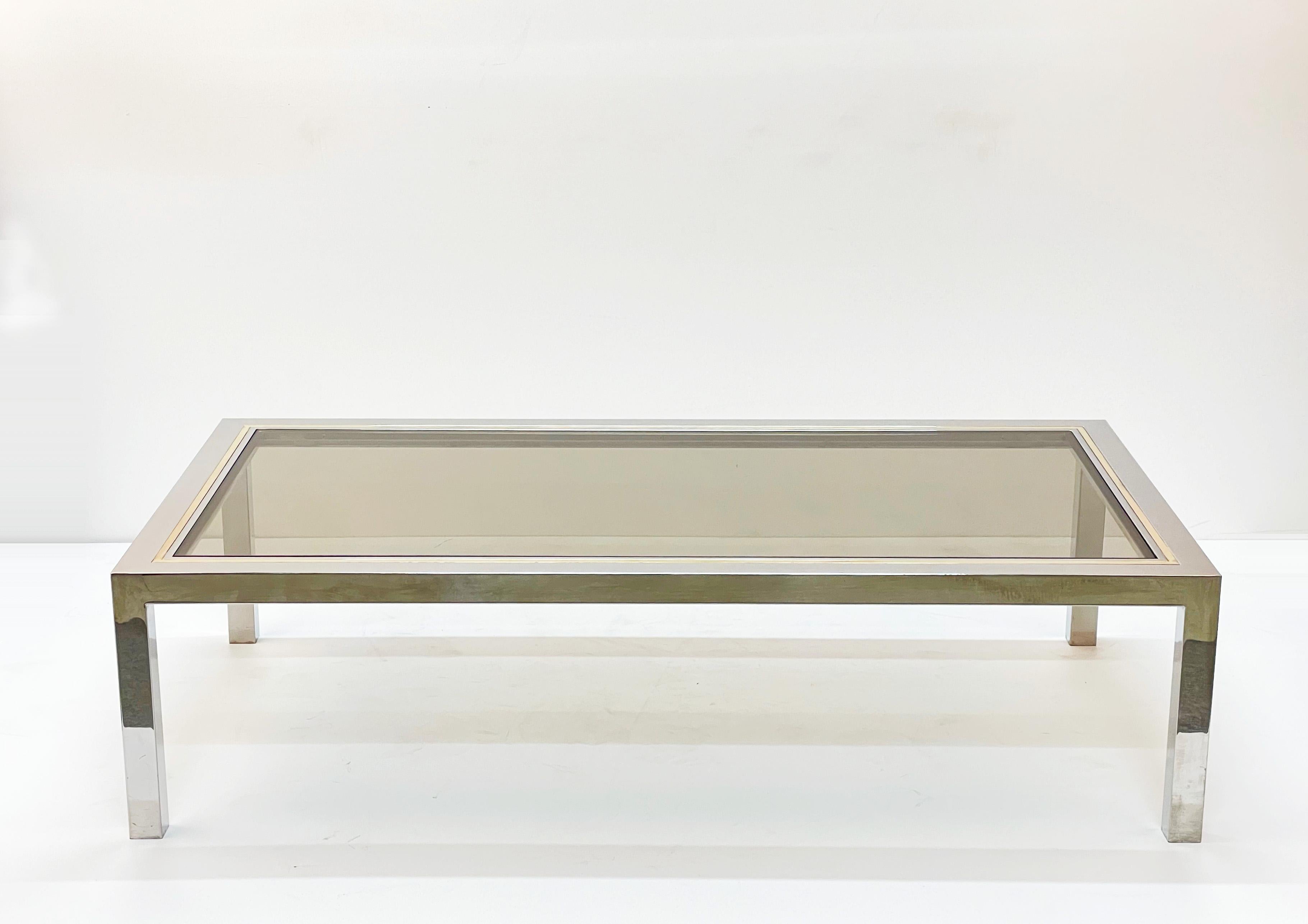 Rechteckiger italienischer Couchtisch aus Messing, Chrom und Glas nach Romeo Rega, 1970er Jahre im Angebot 1