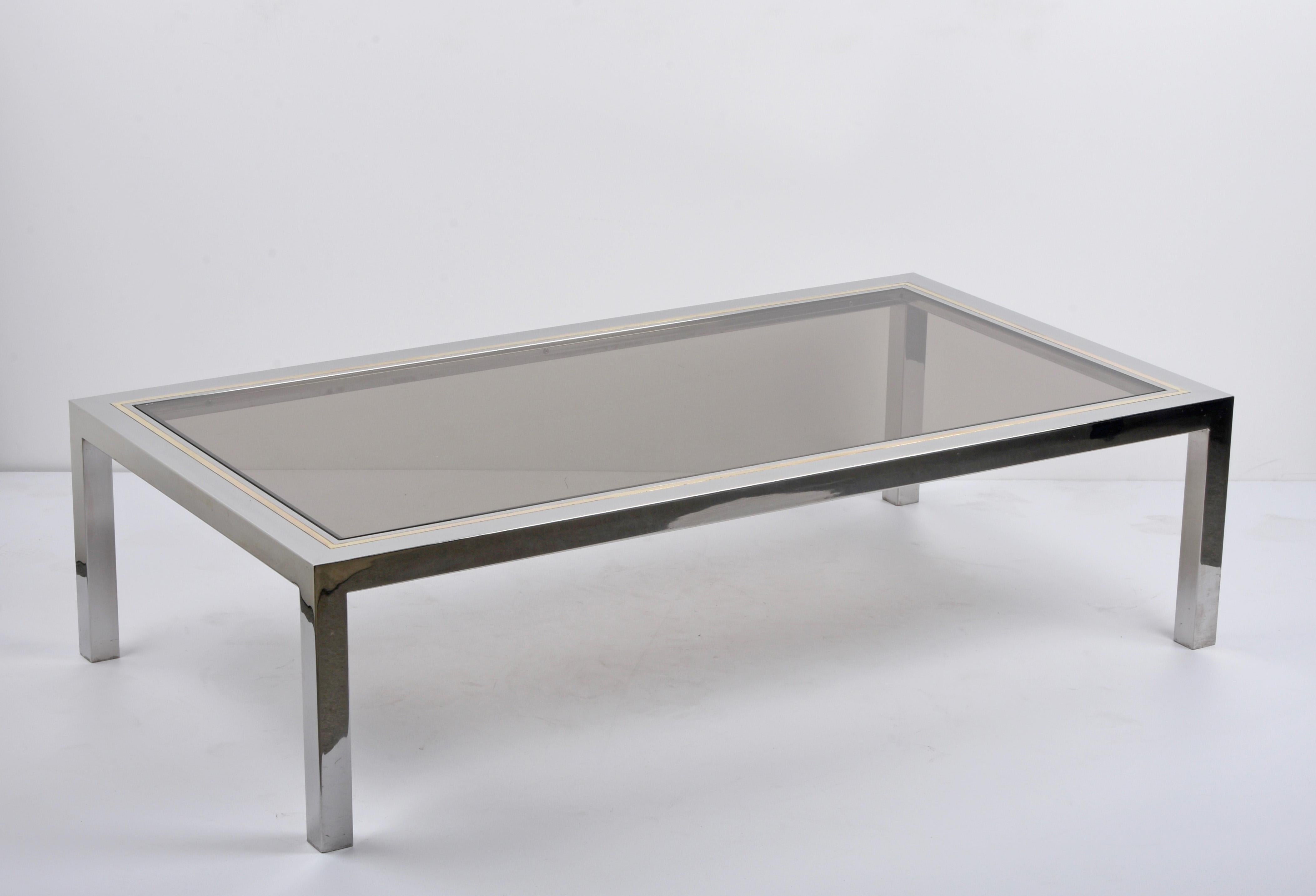 Laiton Table basse italienne rectangulaire en laiton, chrome et verre d'après Romeo Rega, 1970 en vente