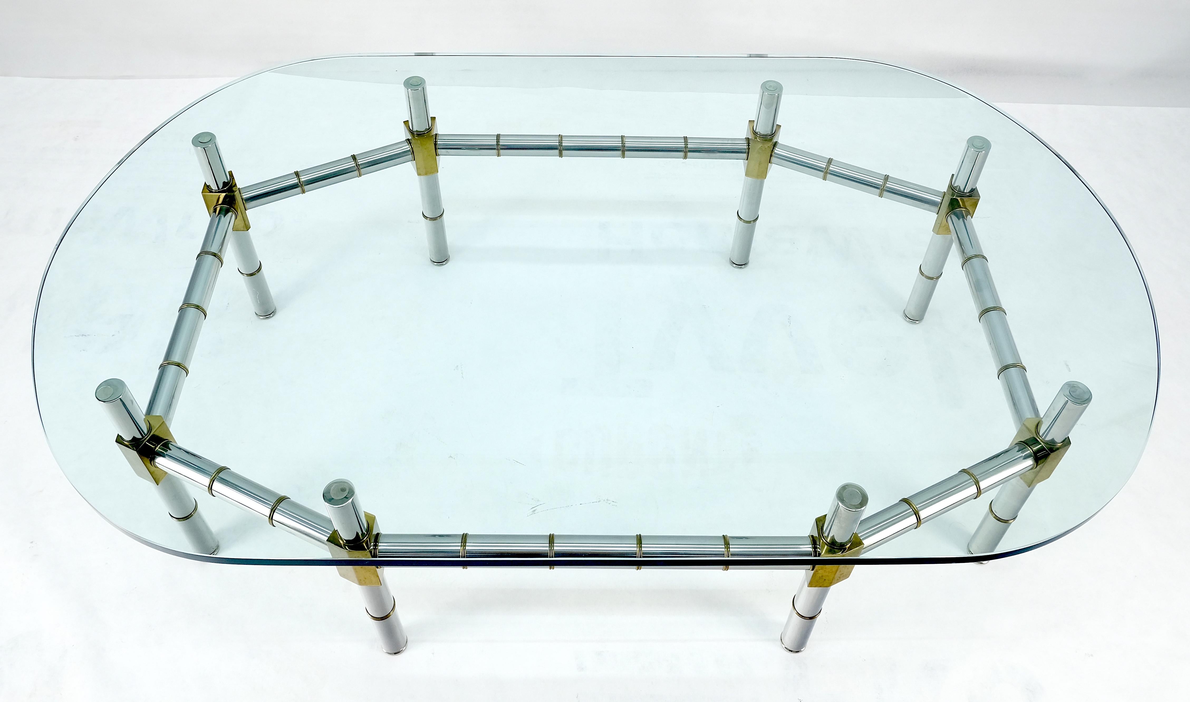 Table à café en laiton et chrome avec base en faux bambou et plateau de verre ovale de 3/4