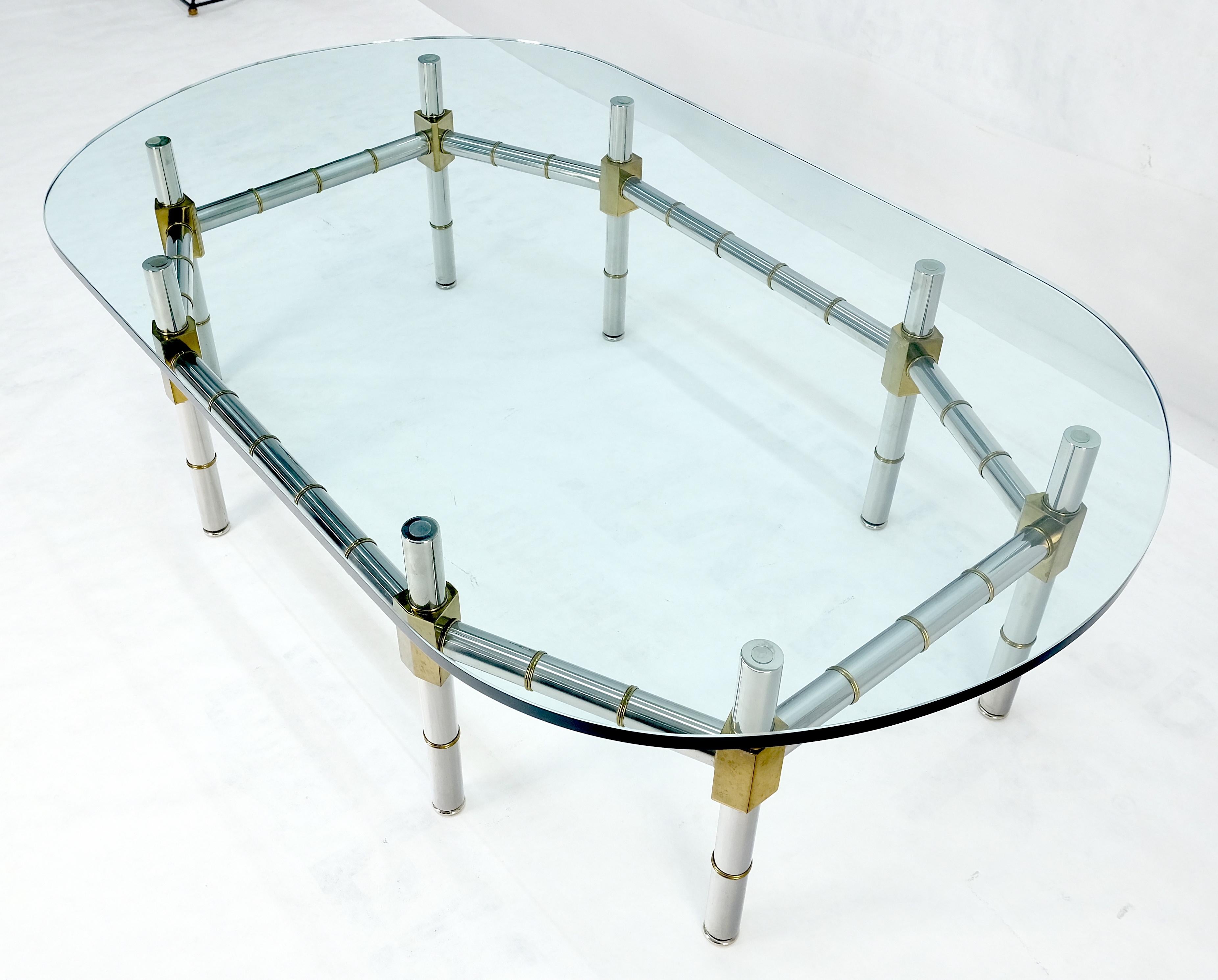 Table à café en laiton et chrome avec base en faux bambou et plateau de verre ovale de 3/4
