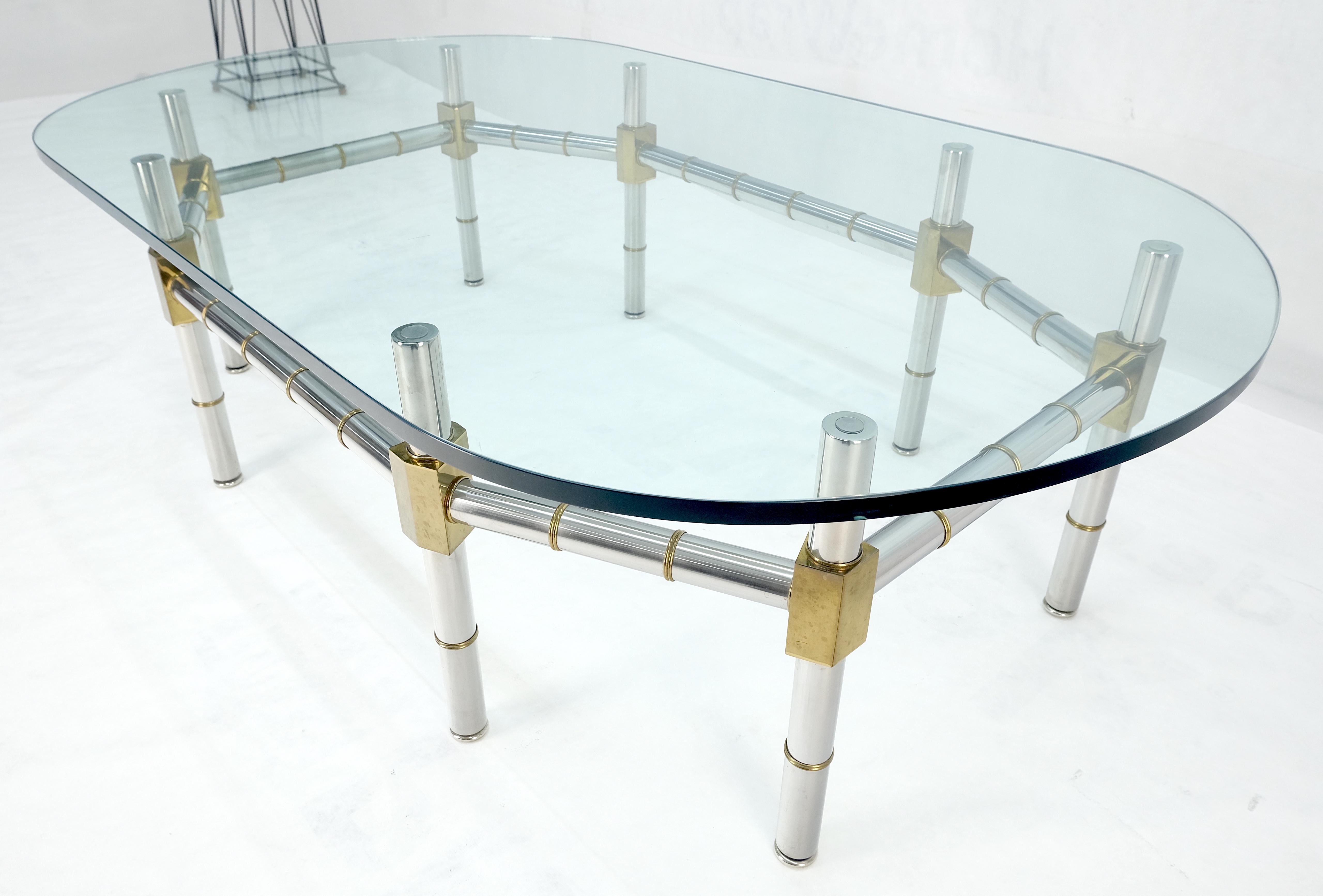 Table à café en laiton et chrome avec base en faux bambou et plateau de verre ovale de 3/4