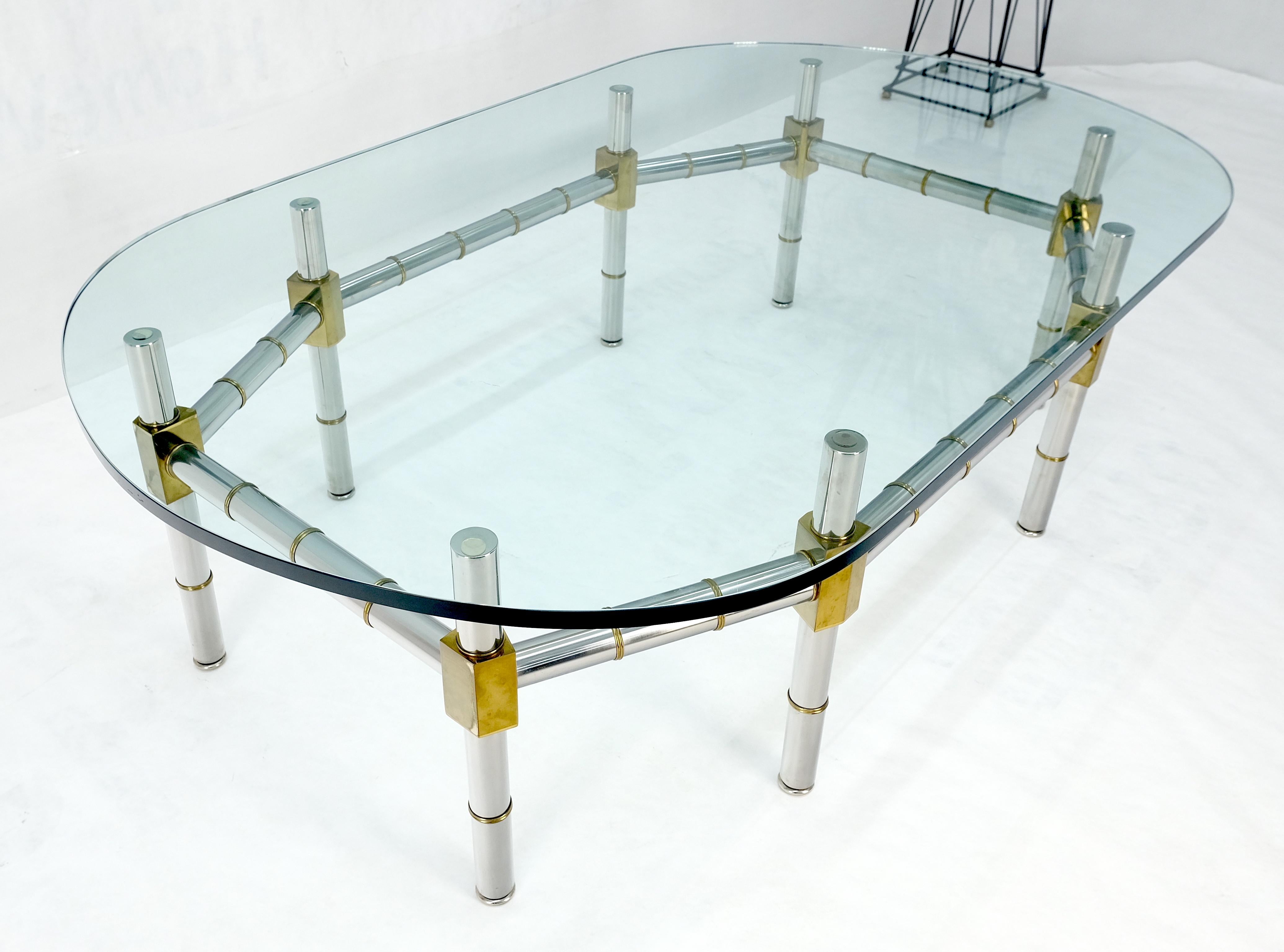 Table à café en laiton et chrome avec base en faux bambou et plateau de verre ovale de 3/4