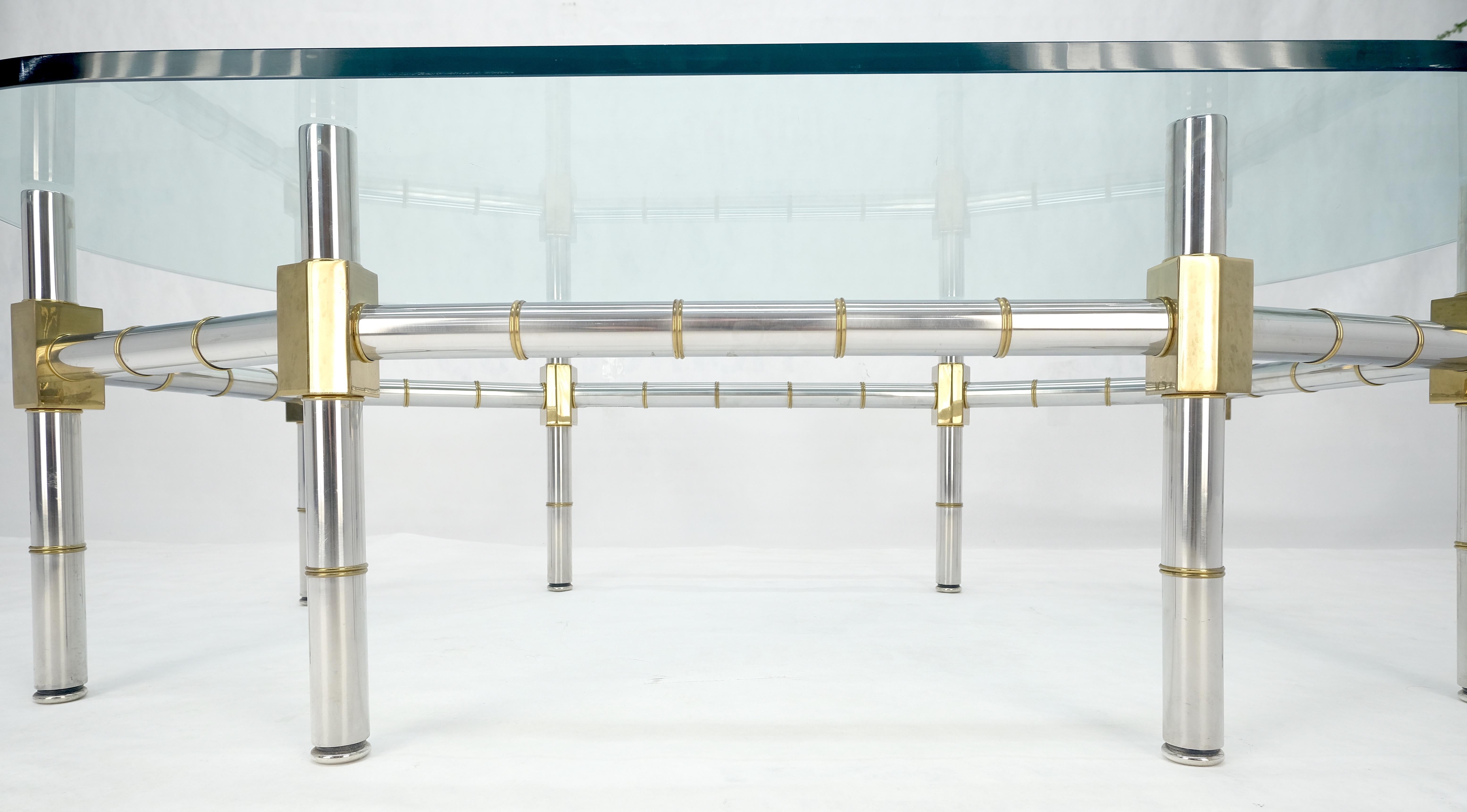 Table à café en laiton et chrome avec base en faux bambou et plateau de verre ovale de 3/4