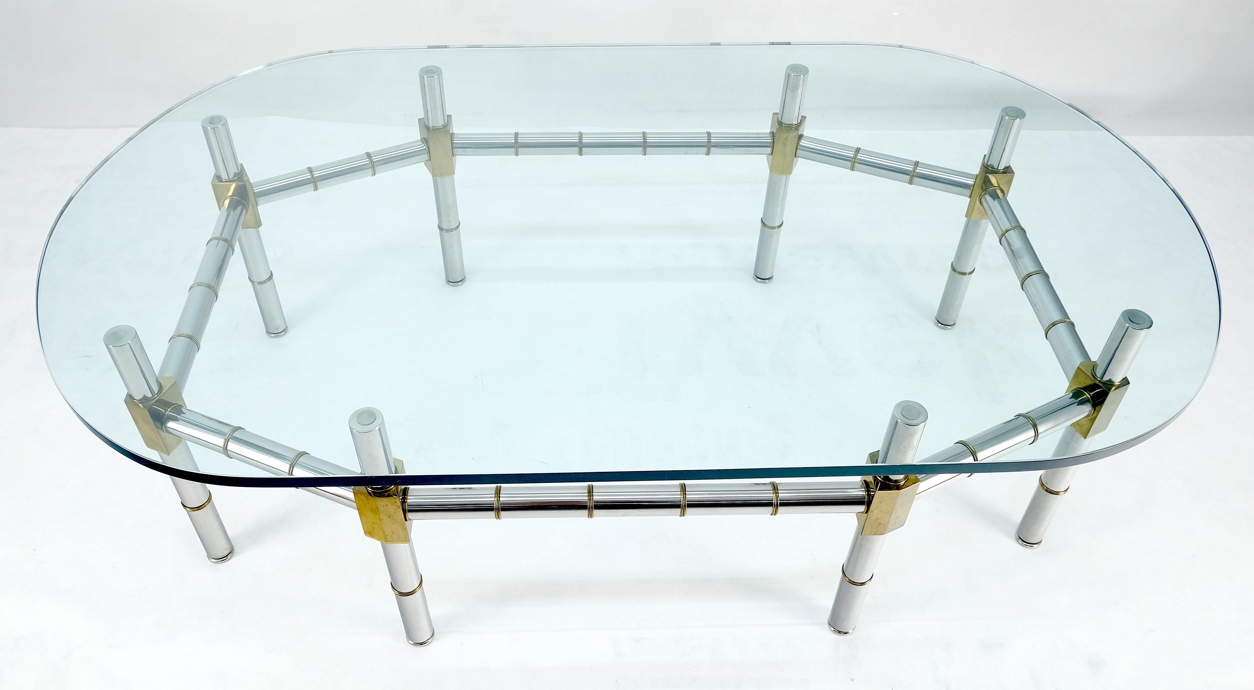 Mid-Century Modern Table à café en laiton et chrome avec base en faux bambou et plateau de verre ovale de 3/4