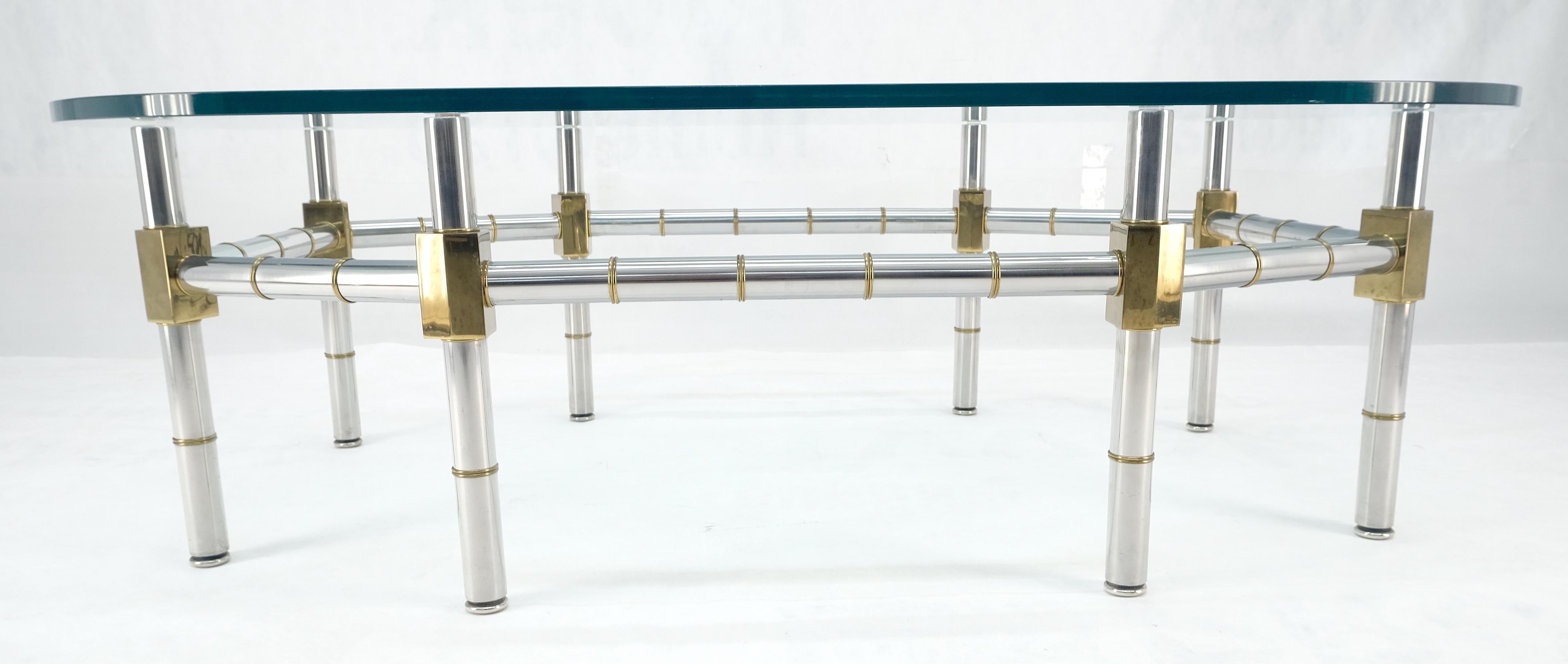 italien Table à café en laiton et chrome avec base en faux bambou et plateau de verre ovale de 3/4