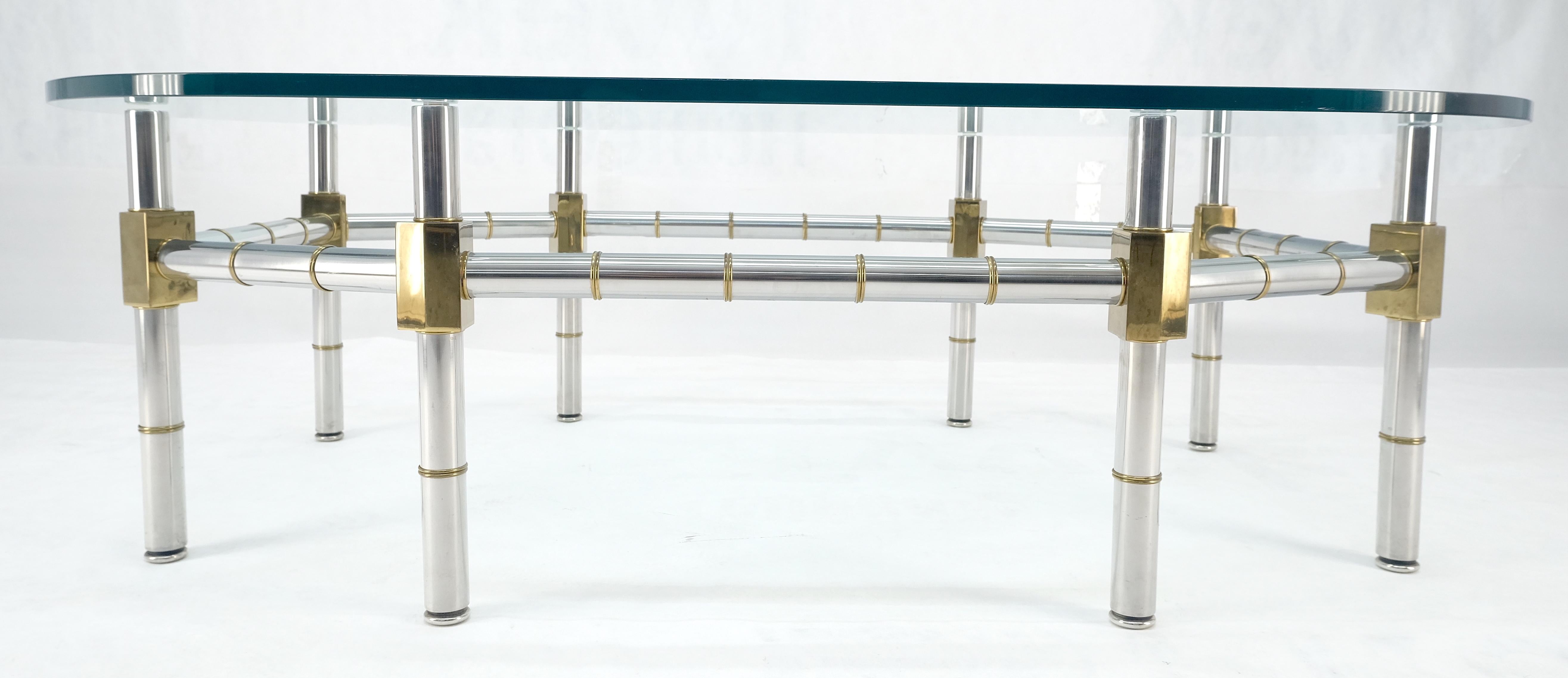 Table à café en laiton et chrome avec base en faux bambou et plateau de verre ovale de 3/4