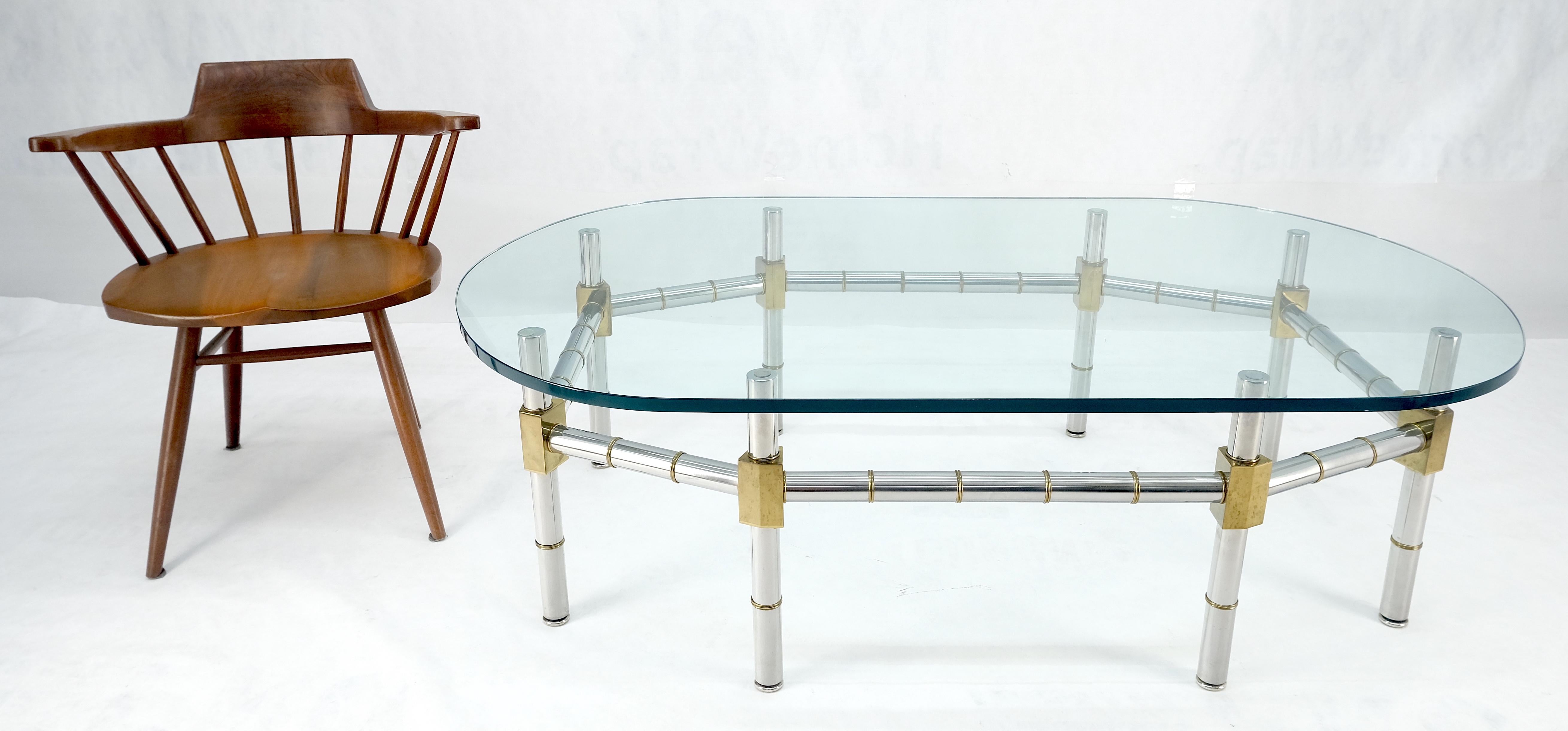 20ième siècle Table à café en laiton et chrome avec base en faux bambou et plateau de verre ovale de 3/4
