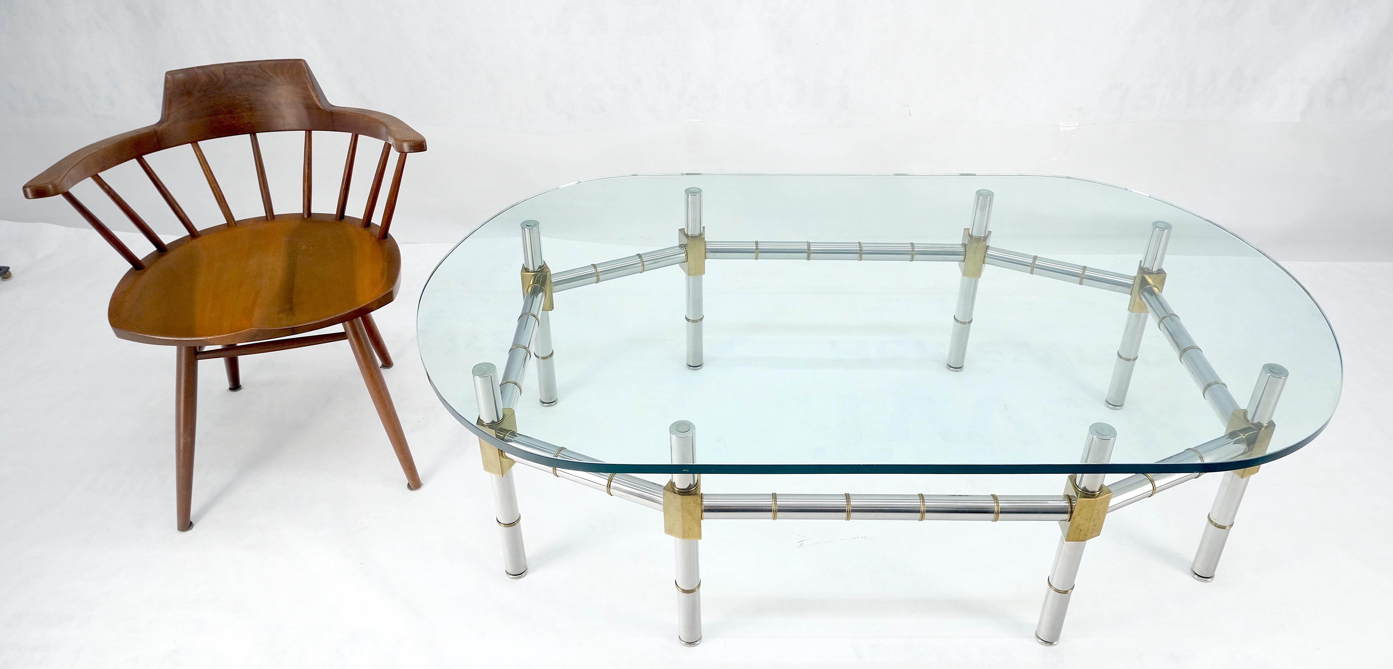 Laiton Table à café en laiton et chrome avec base en faux bambou et plateau de verre ovale de 3/4