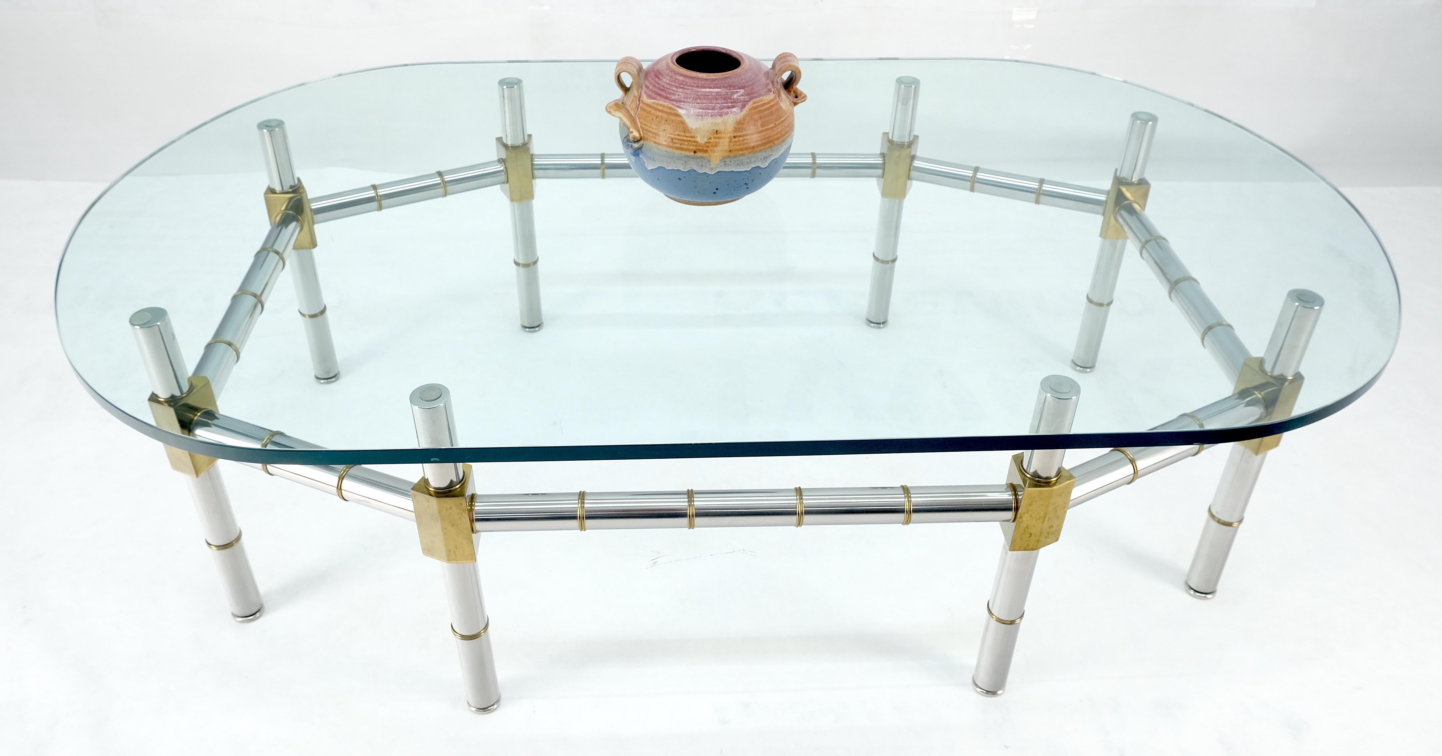 Table à café en laiton et chrome avec base en faux bambou et plateau de verre ovale de 3/4