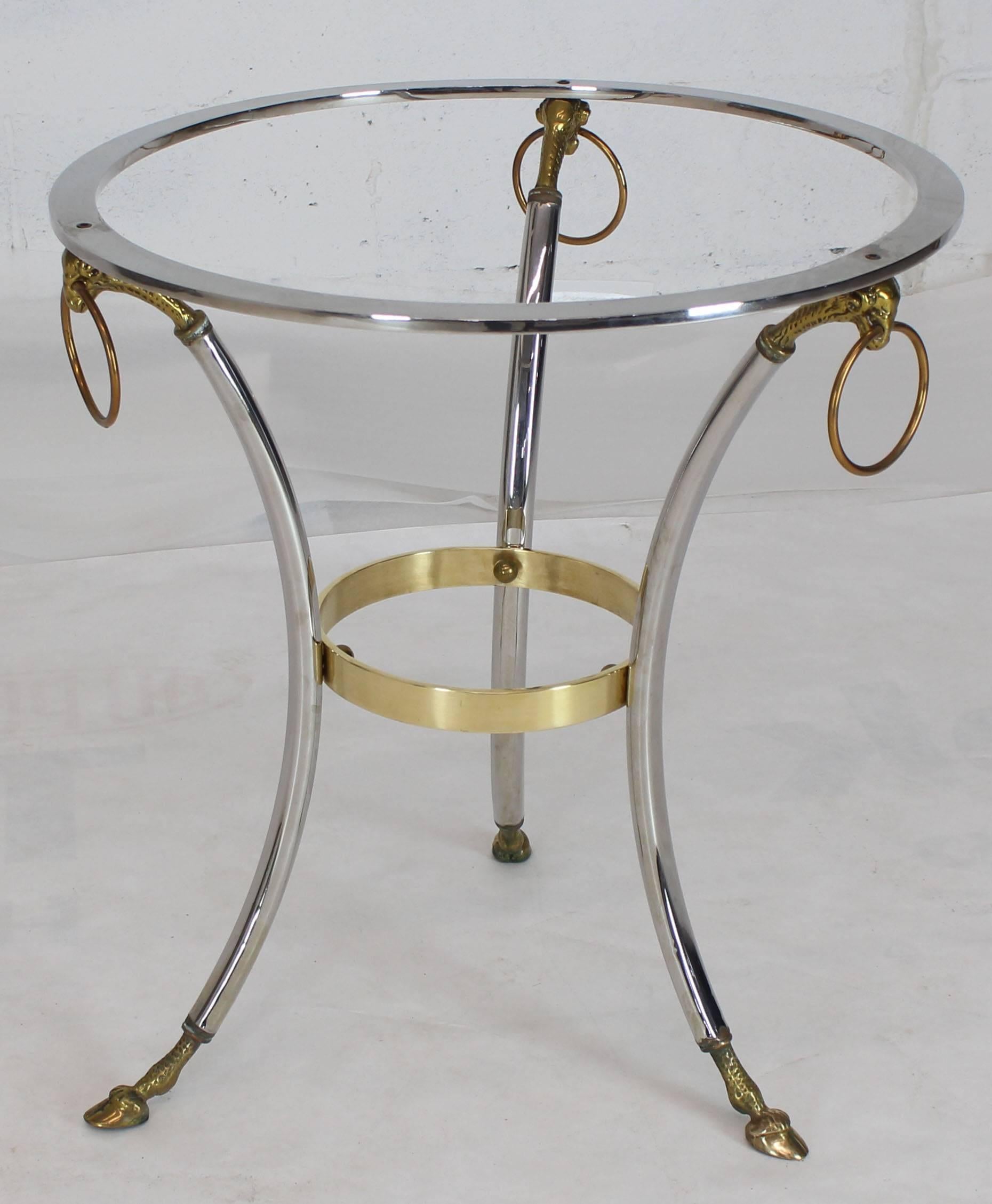 Gueridon-Mitteltisch aus Messing und Chrom mit Marmorplatte und Huffüßen mit großen Ringen und Akzenten im Angebot 3