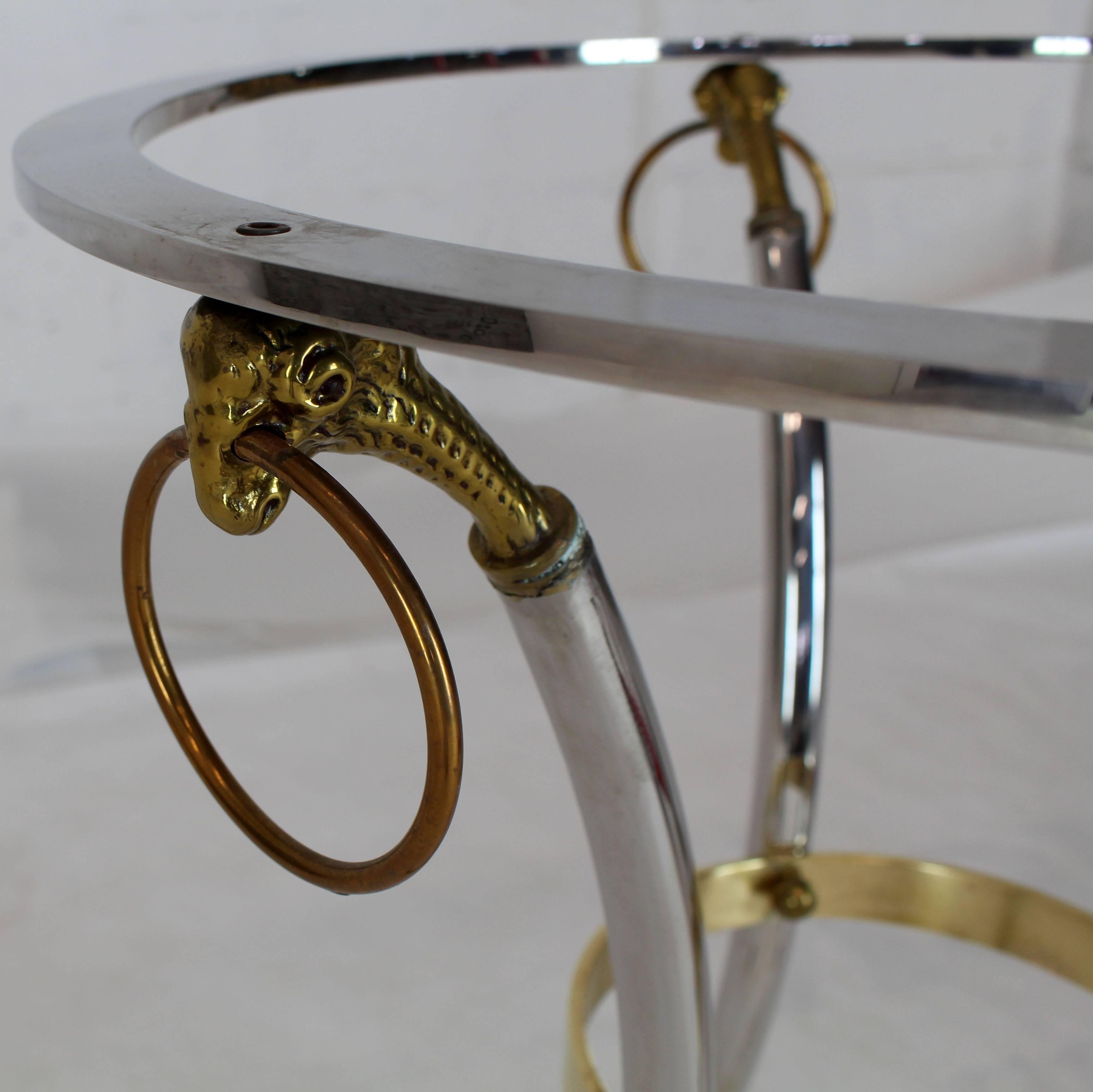 Gueridon-Mitteltisch aus Messing und Chrom mit Marmorplatte und Huffüßen mit großen Ringen und Akzenten im Angebot 4