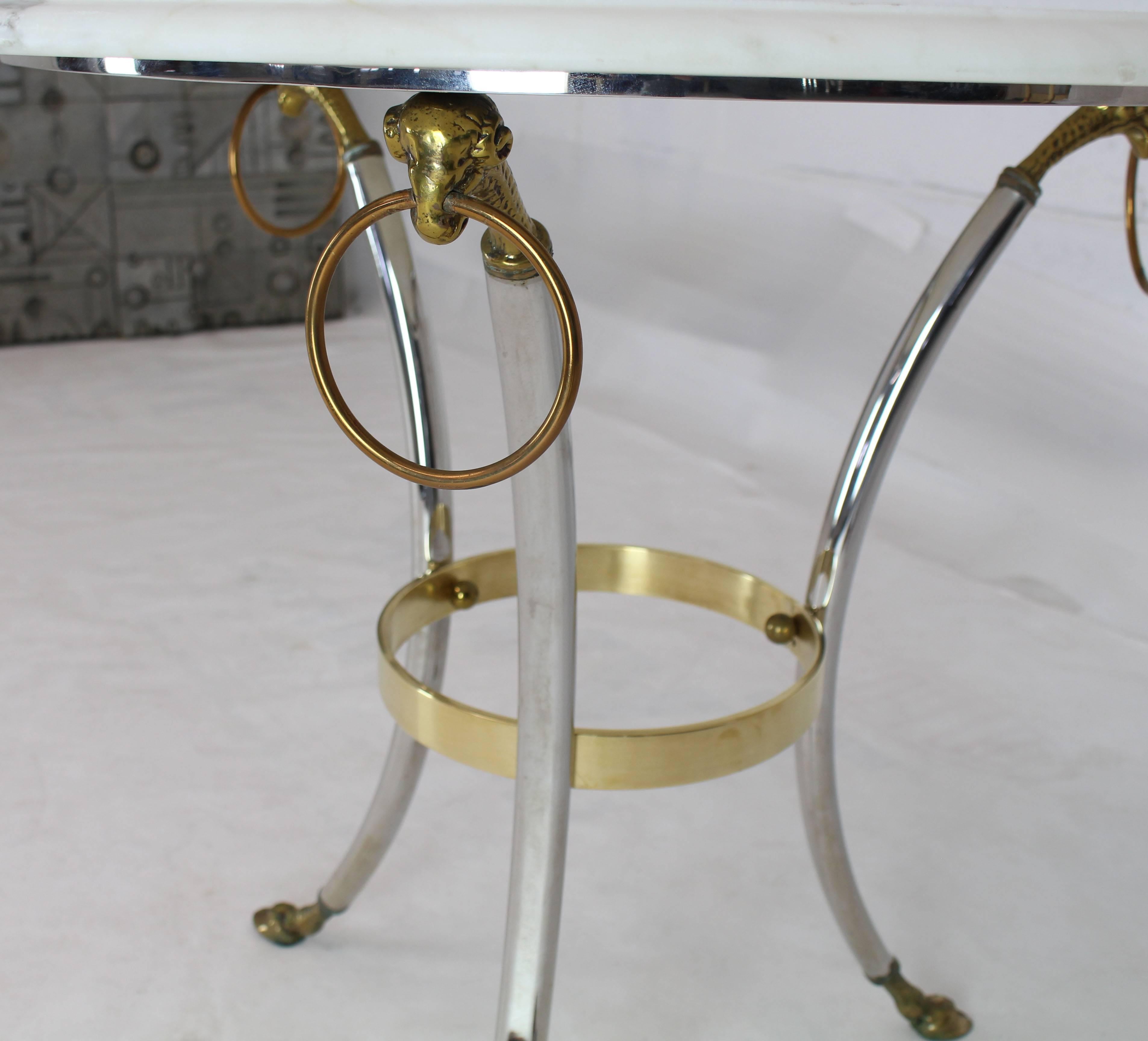 Gueridon-Mitteltisch aus Messing und Chrom mit Marmorplatte und Huffüßen mit großen Ringen und Akzenten (20. Jahrhundert) im Angebot