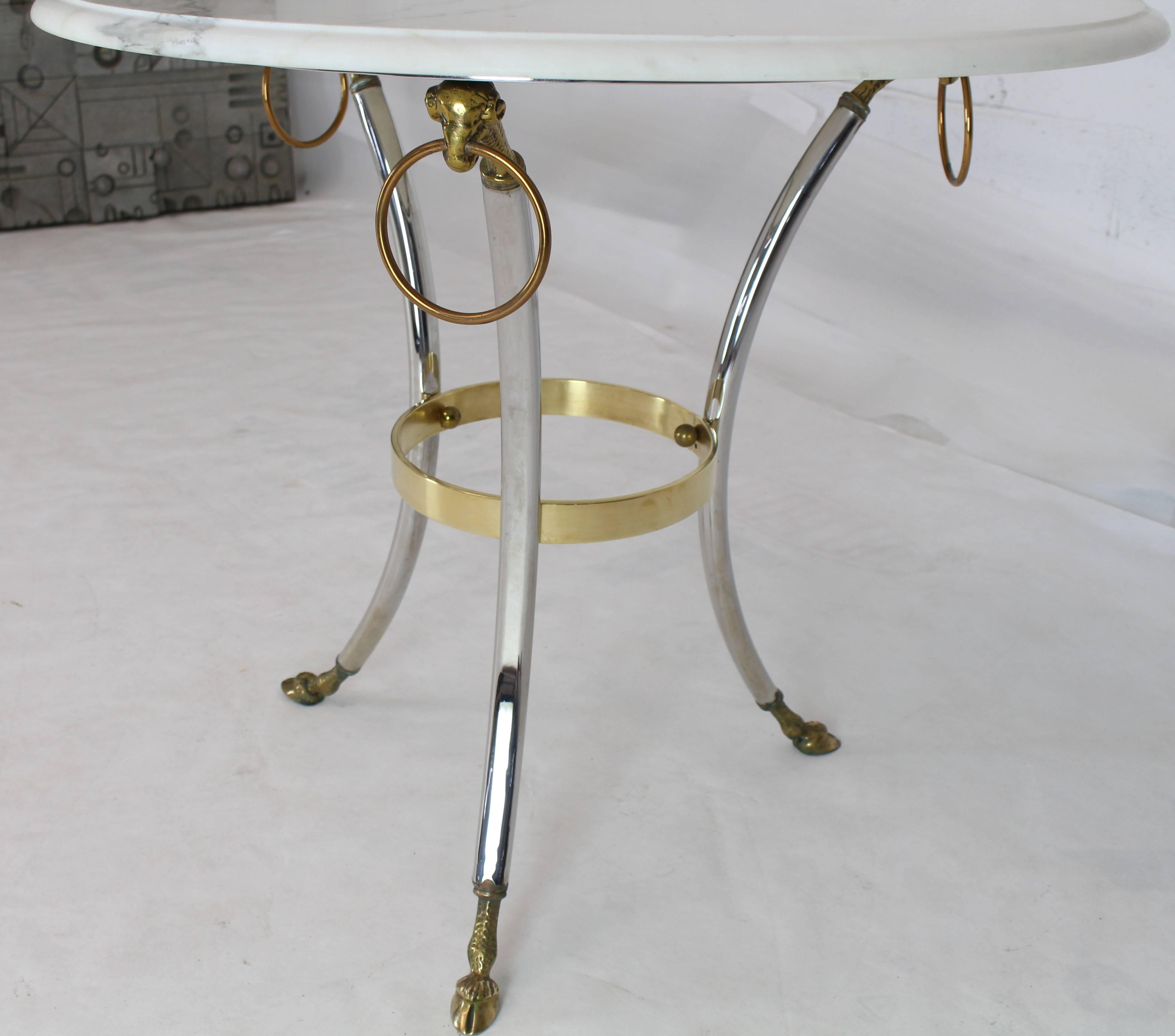 Gueridon-Mitteltisch aus Messing und Chrom mit Marmorplatte und Huffüßen mit großen Ringen und Akzenten im Angebot 1