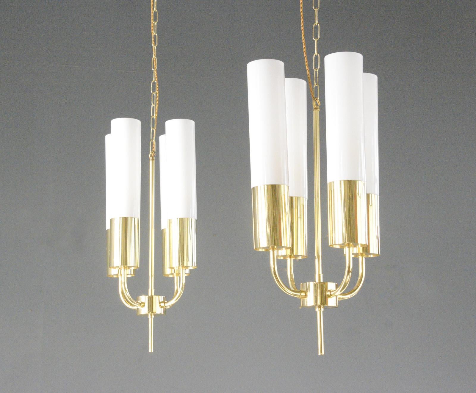 Church's Light in ottone di Glashütte Limburg, circa anni '70

- Paralumi in vetro opalino pesante
- Corpo in ottone lucido
- Può contenere 4x lampadine con attacco E27
- Viene fornito con 150 cm di cavo e catena
- Prodotto da Glashütte Limburg 
-