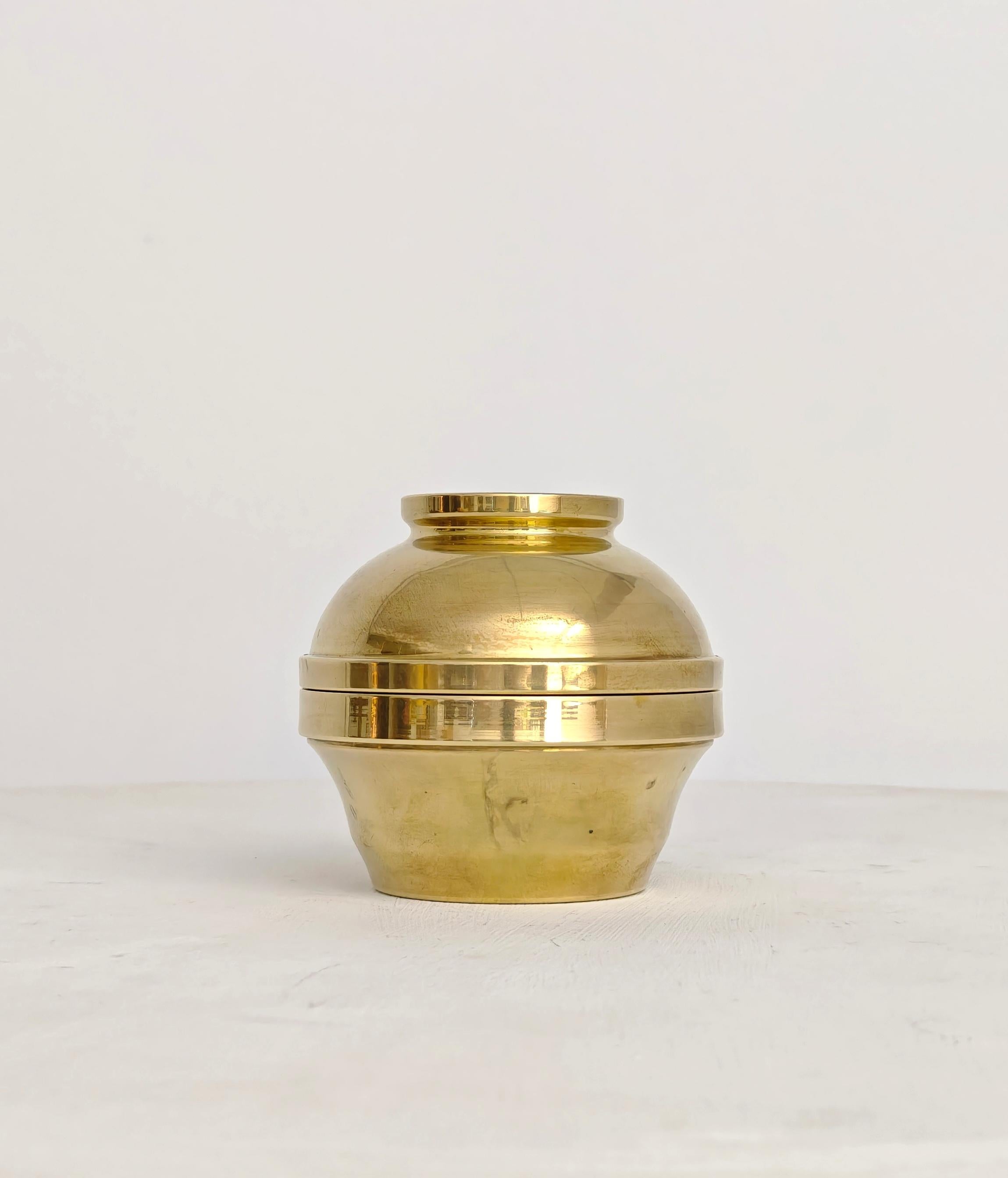 Rare in its kind. An all-brass container for a lighter and cigarettes. Also stunning as a decorative object.  Please watch the video and photos carefully, thank you.

Weight: 0.730 kg
Base diameter: 9.5 cm

NOTE: We offer our customers an excellent