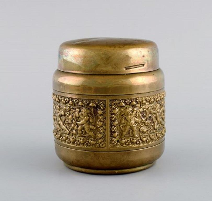 Brass cigarette container with Renaissance ornamentation, Mid-20th century.
Measures: 9.5 x 9 cm.
In excellent condition.
Stamped.