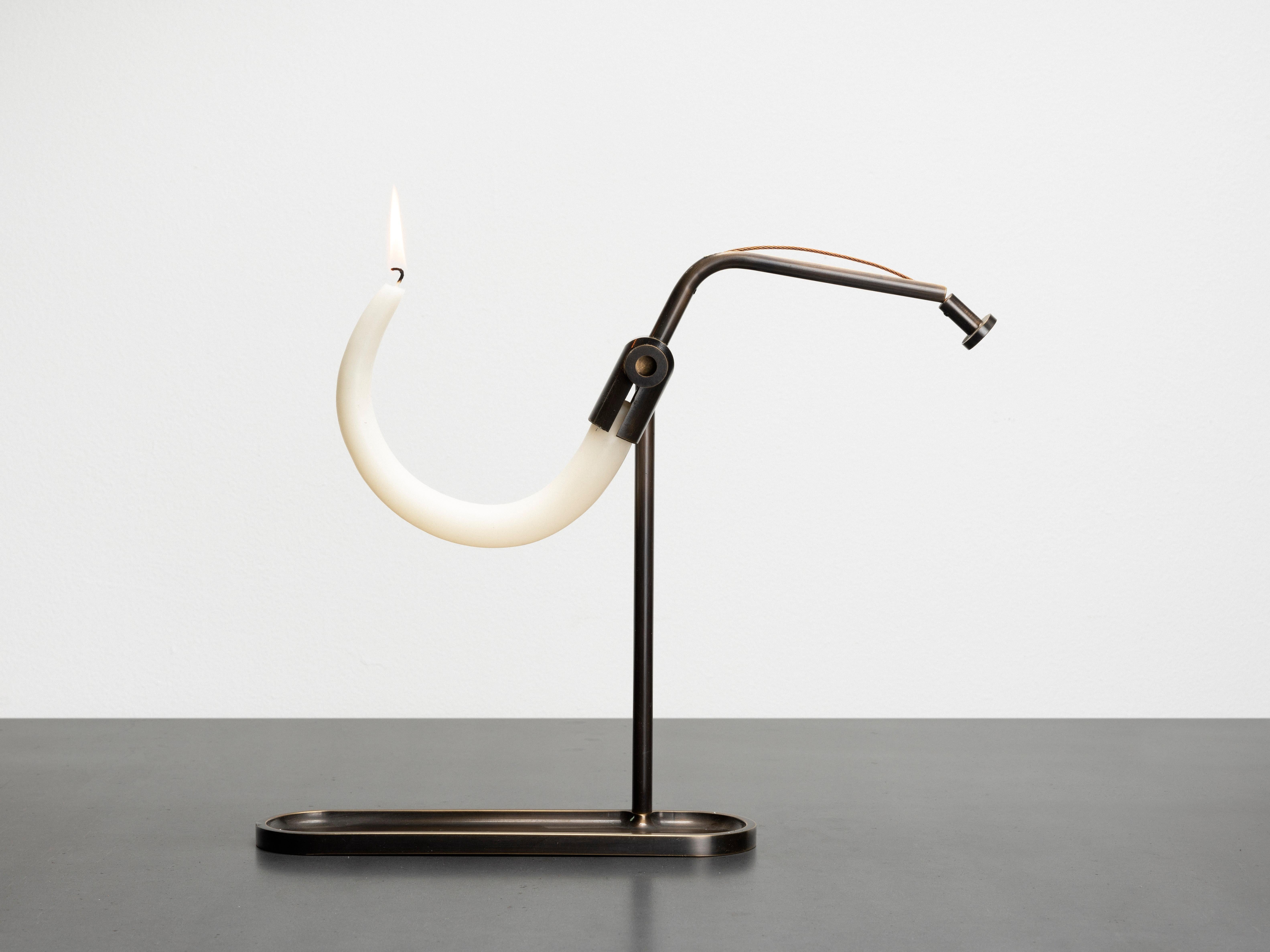 Portacandele a cerchio in ottone di Gentner Design
Dimensioni: P 22,8 x L 5,7 x H 31,7 cm
Materiali: ottone

Gentner Design
Radicati in un linguaggio di scultura, dettagli che definiscono il carattere e artigianato di fama mondiale, i lavori si