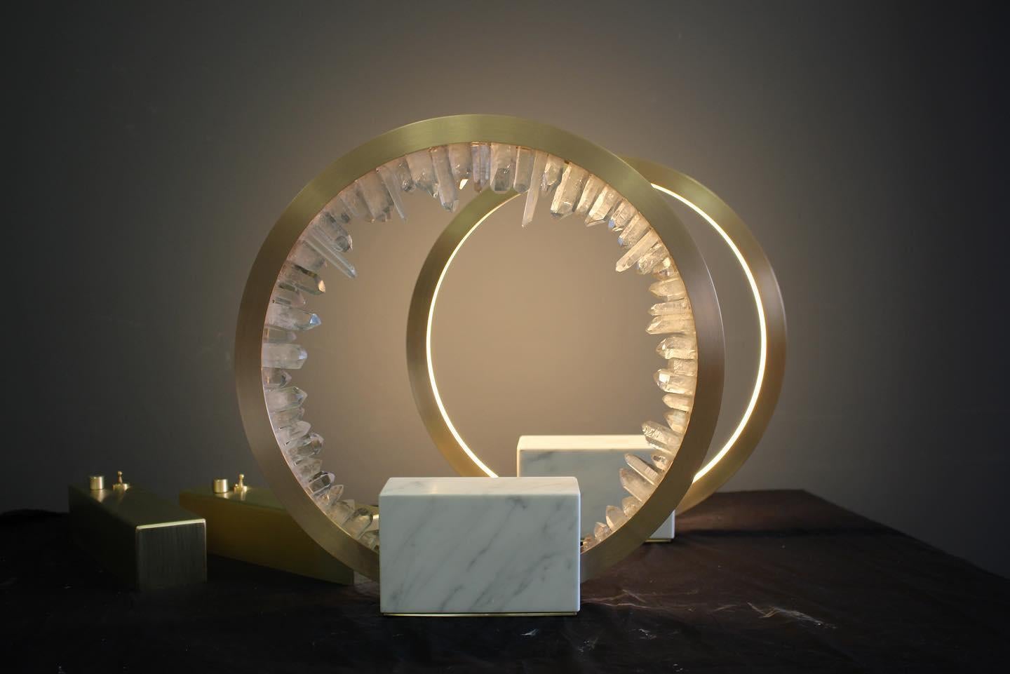 XXI secolo e contemporaneo Lampada da tavolo in ottone Circle Natural Uncut Crystal Marble di Christopher Boots in vendita