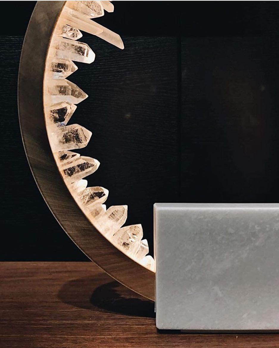 Ottone Lampada da tavolo in ottone Circle Natural Uncut Crystal Marble di Christopher Boots in vendita