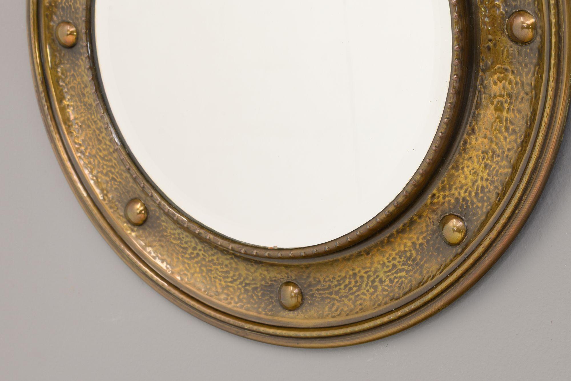 Specchio circolare smussato con cornice in ottone filato e finitura laccata invecchiata. Circa 1930

H. 44cm x L. 44cm x P. 5cm
