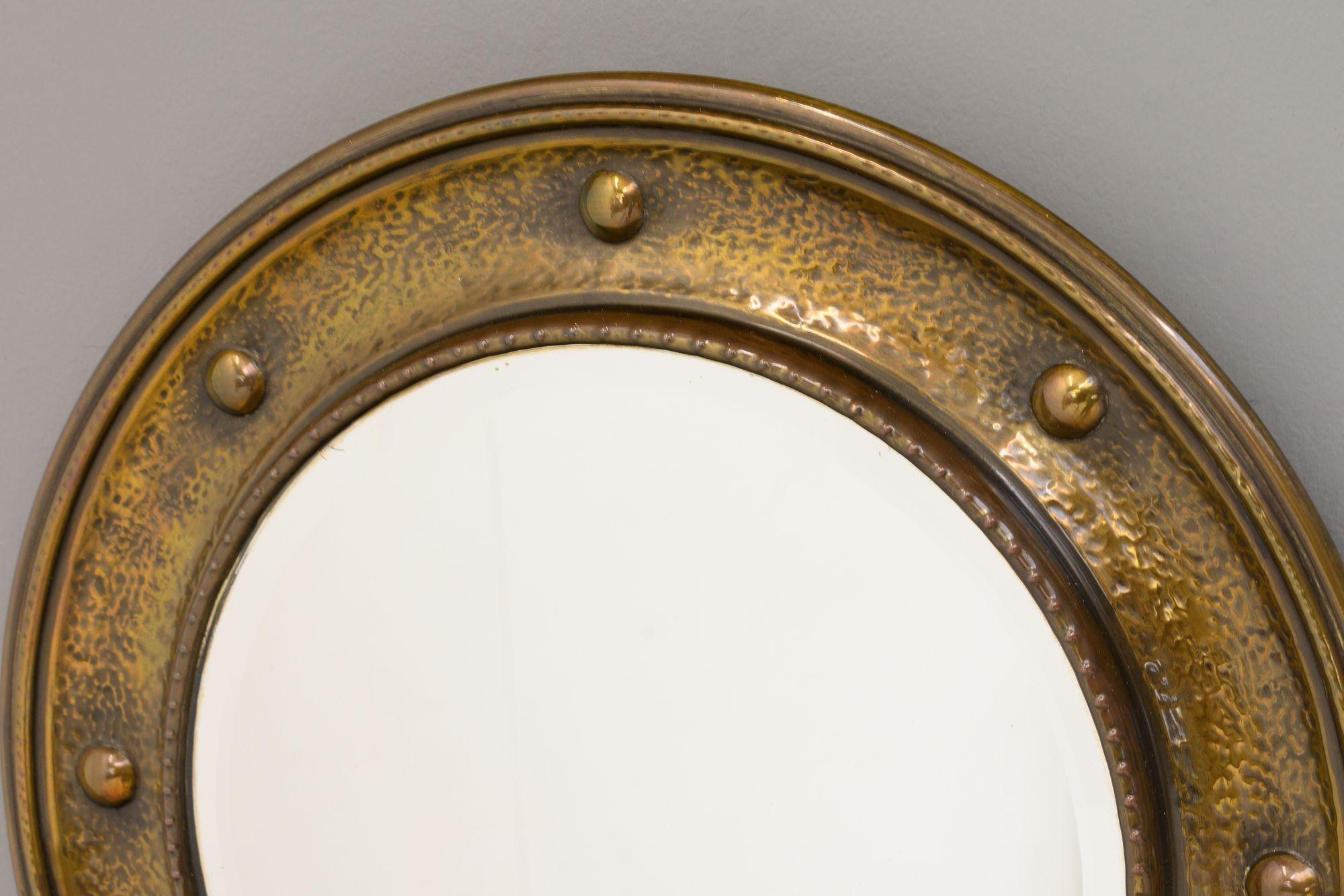 Metà XX secolo Specchio circolare in ottone in vendita