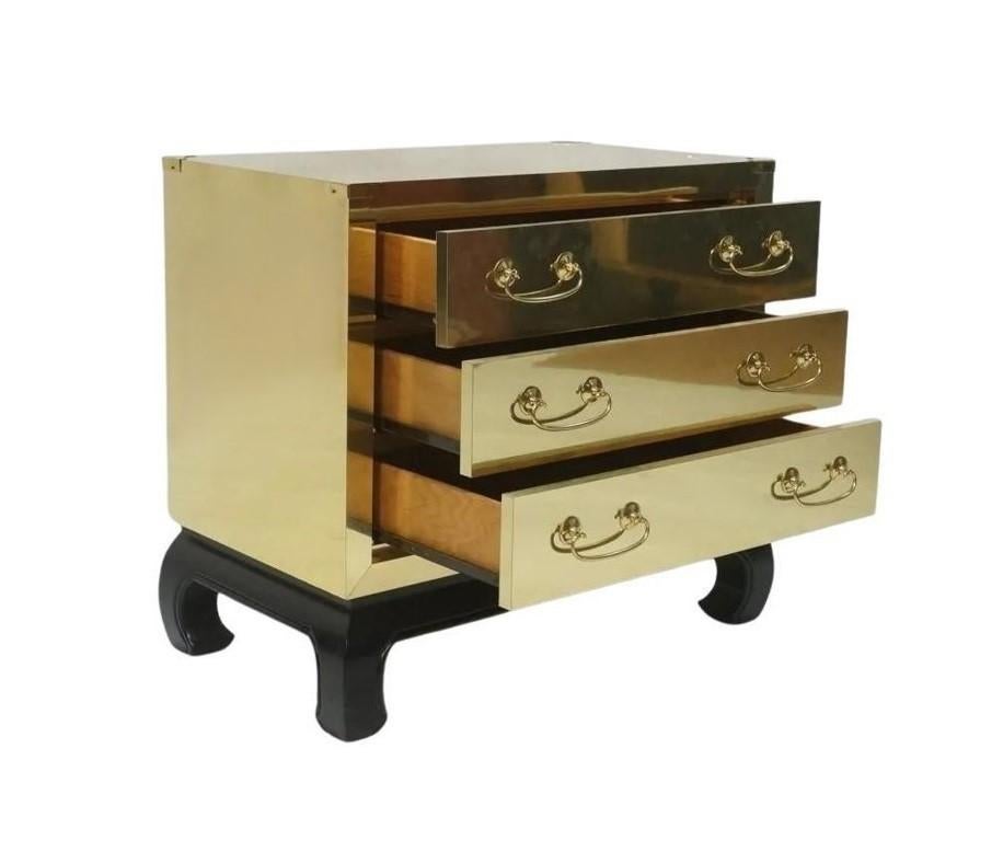 Un'ambita cassapanca rivestita in ottone, di qualità cimelio, acquistata nel 1970. Attribuito alla casa di design spagnola Sarreid Ltd. È unico in quanto combina uno stile moderno con influenze asiatiche e della campagna. Perfettamente