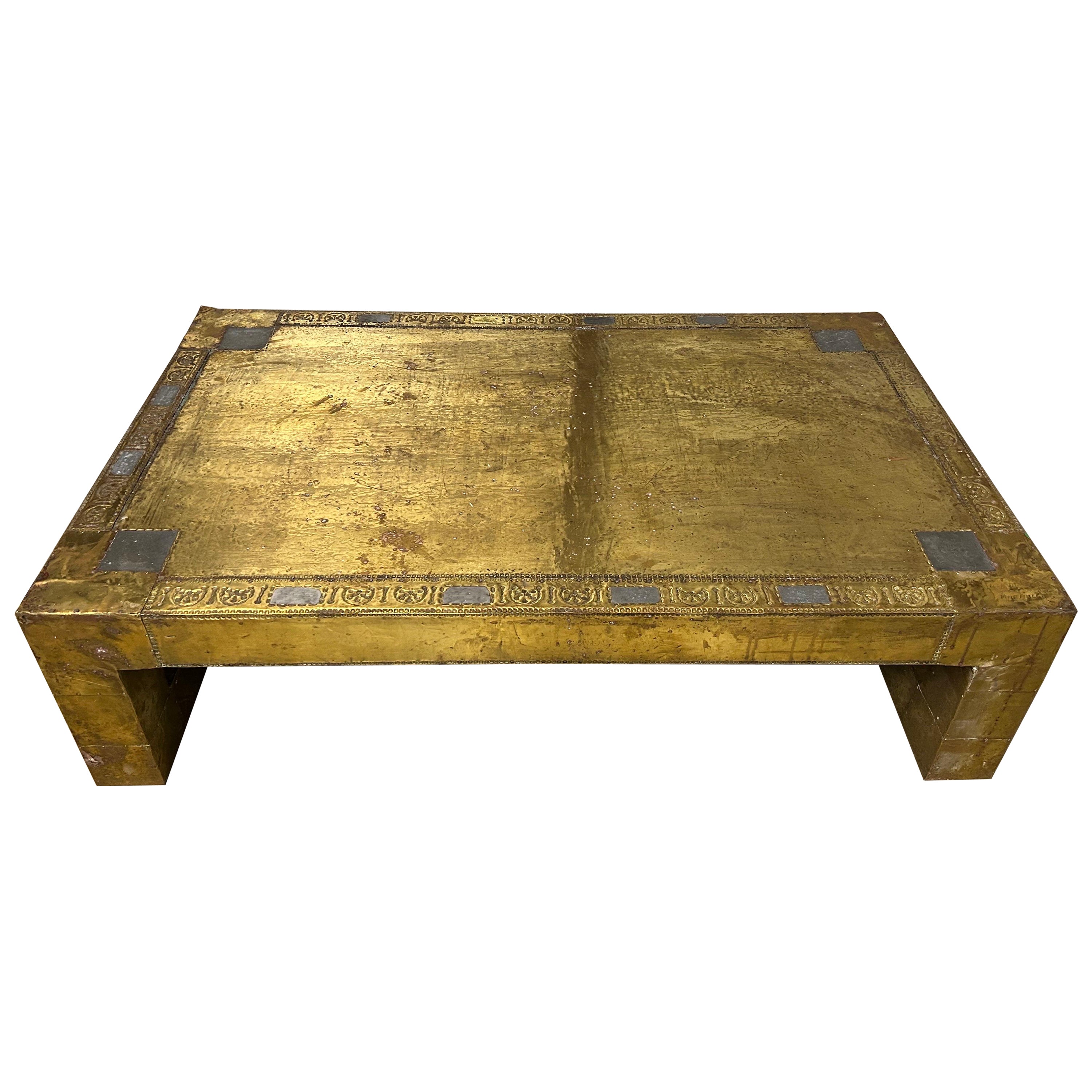 Mesa baja revestida de latón de R. Dubarry.
Mesa de centro española revestida de latón remachado martillado a mano, de estilo Brutalista.
Esta elegante mesa de cóctel de latón estilo Parsons fue creada en la década de 1970 por Rodolfo
