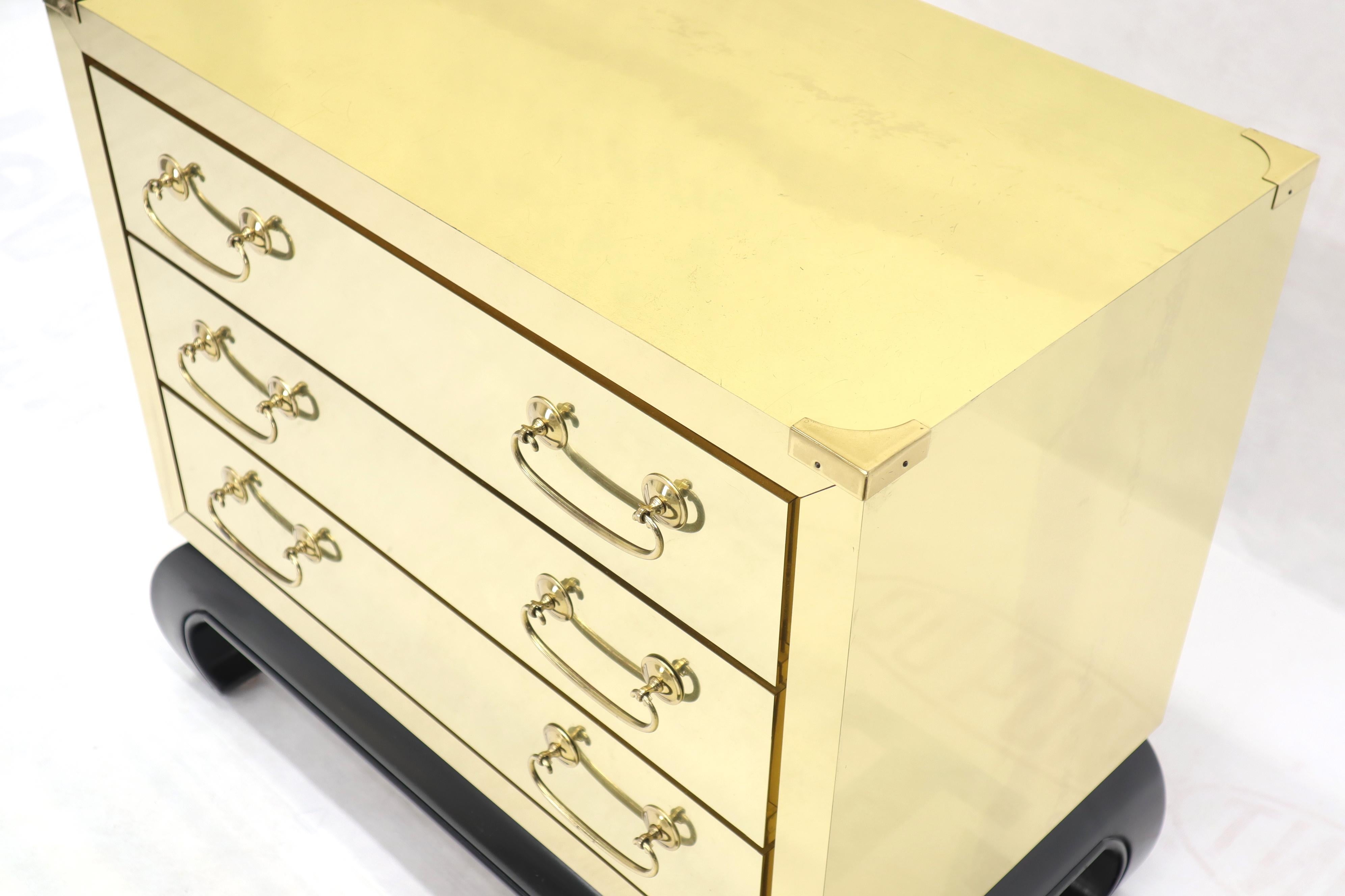 Cassettiera decorativa a tre cassetti rivestita in ottone in vendita 1