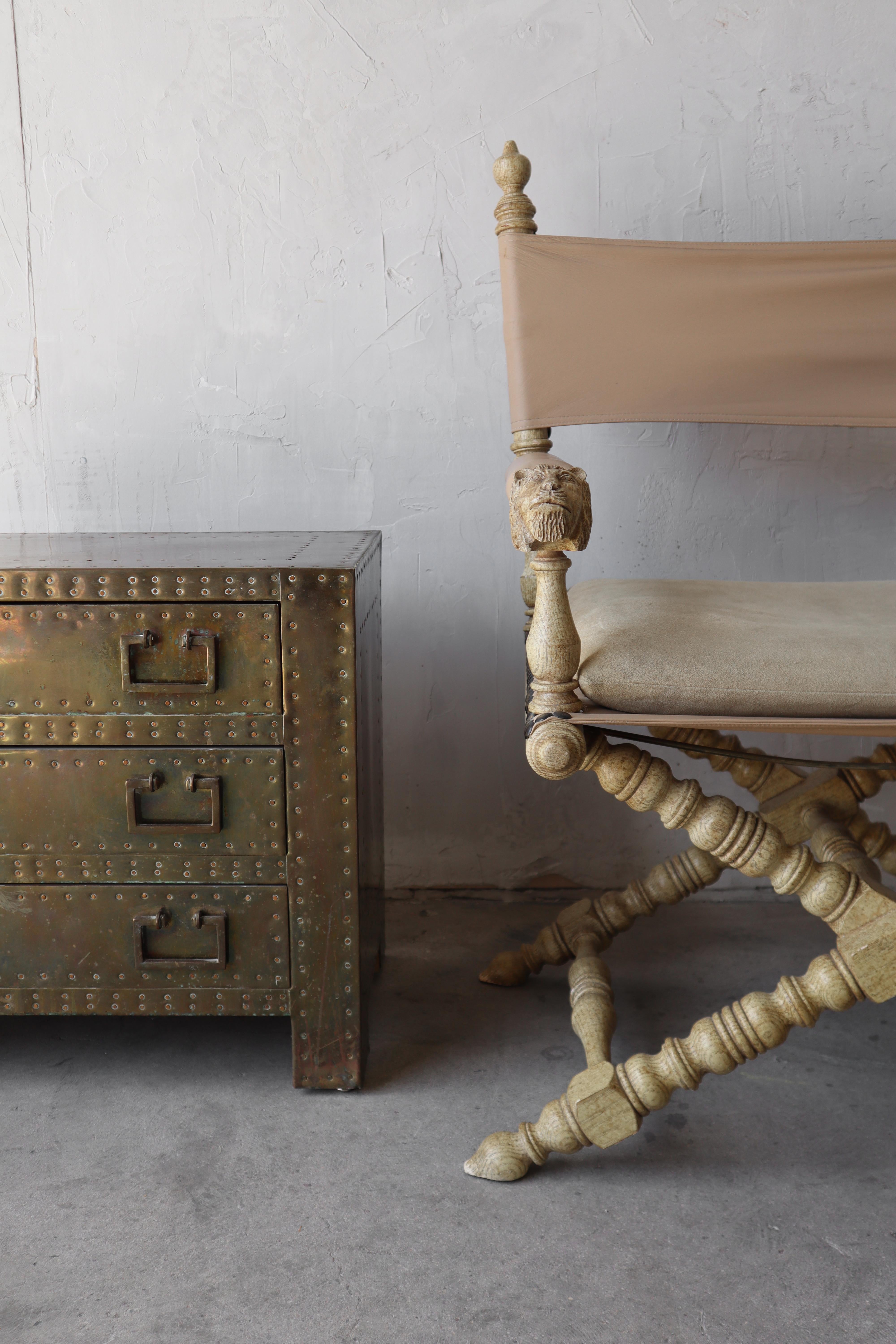 Un classico dell'ottone. Ami Sarreid? Questi scrigni sono l'epitome. Cassettone a tre cassetti rivettato in ottone. Splendida patina. Prodotto in Spagna.

Piccole imperfezioni dovute all'età e all'uso, ma nel complesso è fantastico. L'ottone è