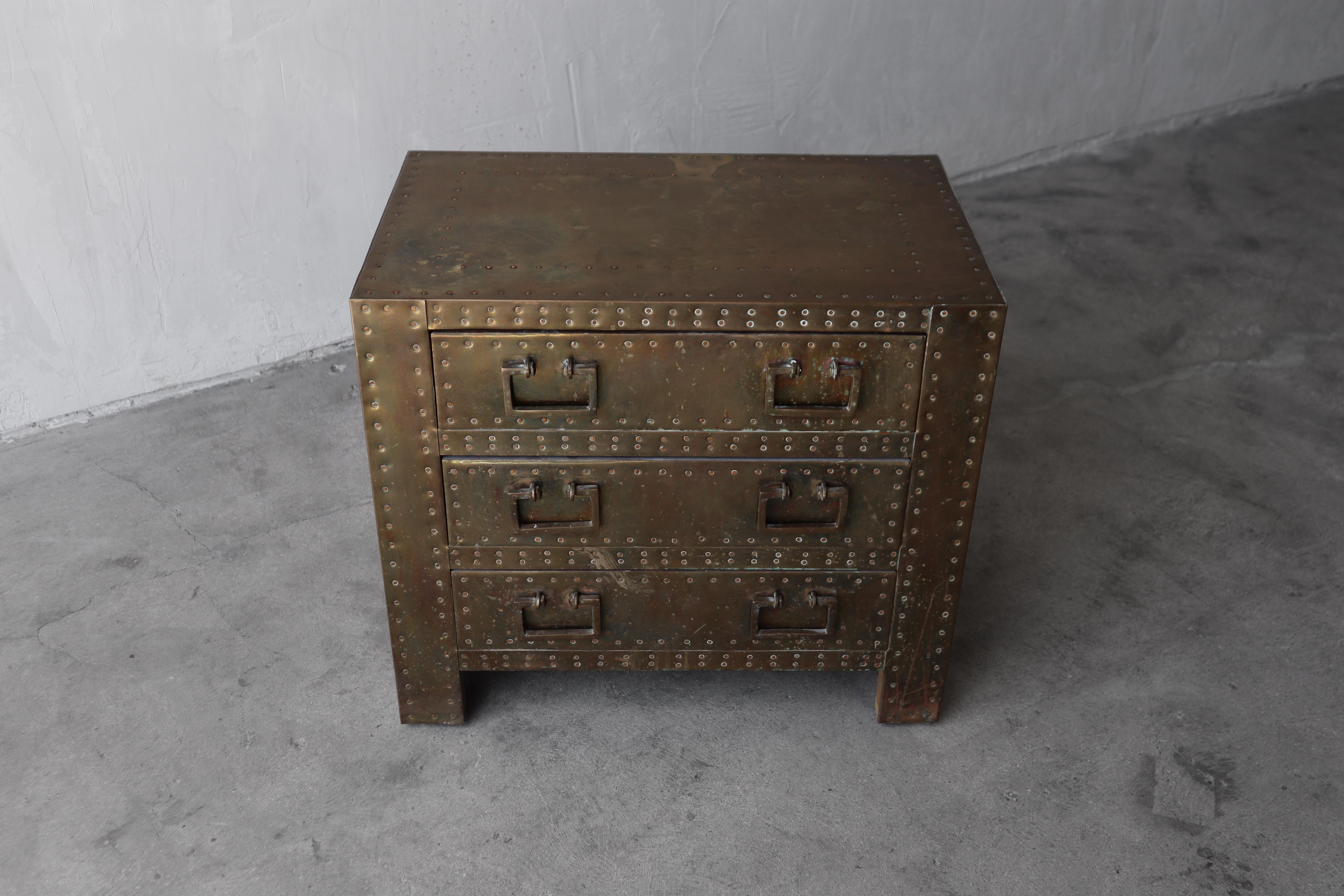 XX secolo Cassettiera a tre cassetti rivestita in ottone di Sarreid in vendita