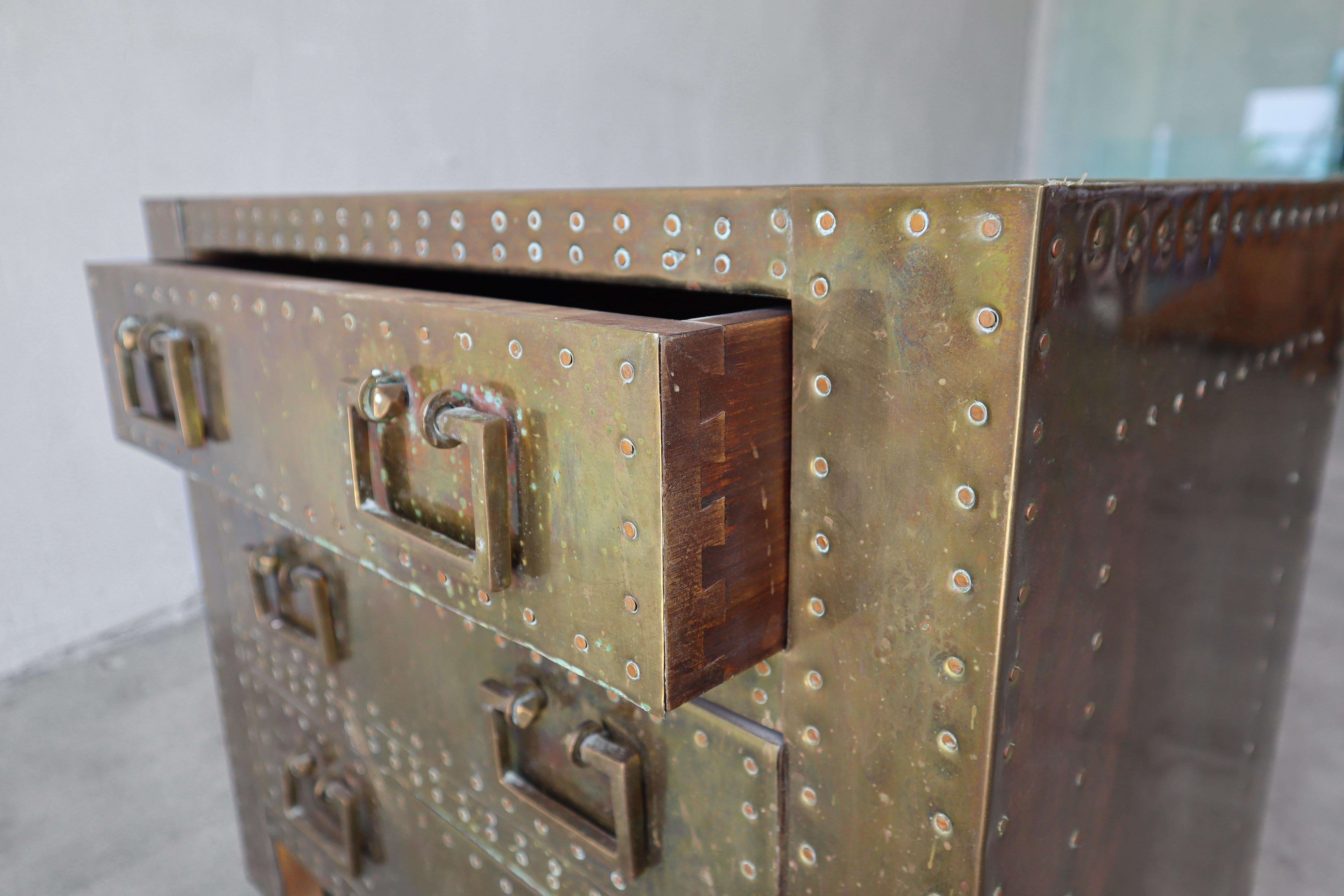 Cassettiera a tre cassetti rivestita in ottone di Sarreid in vendita 1