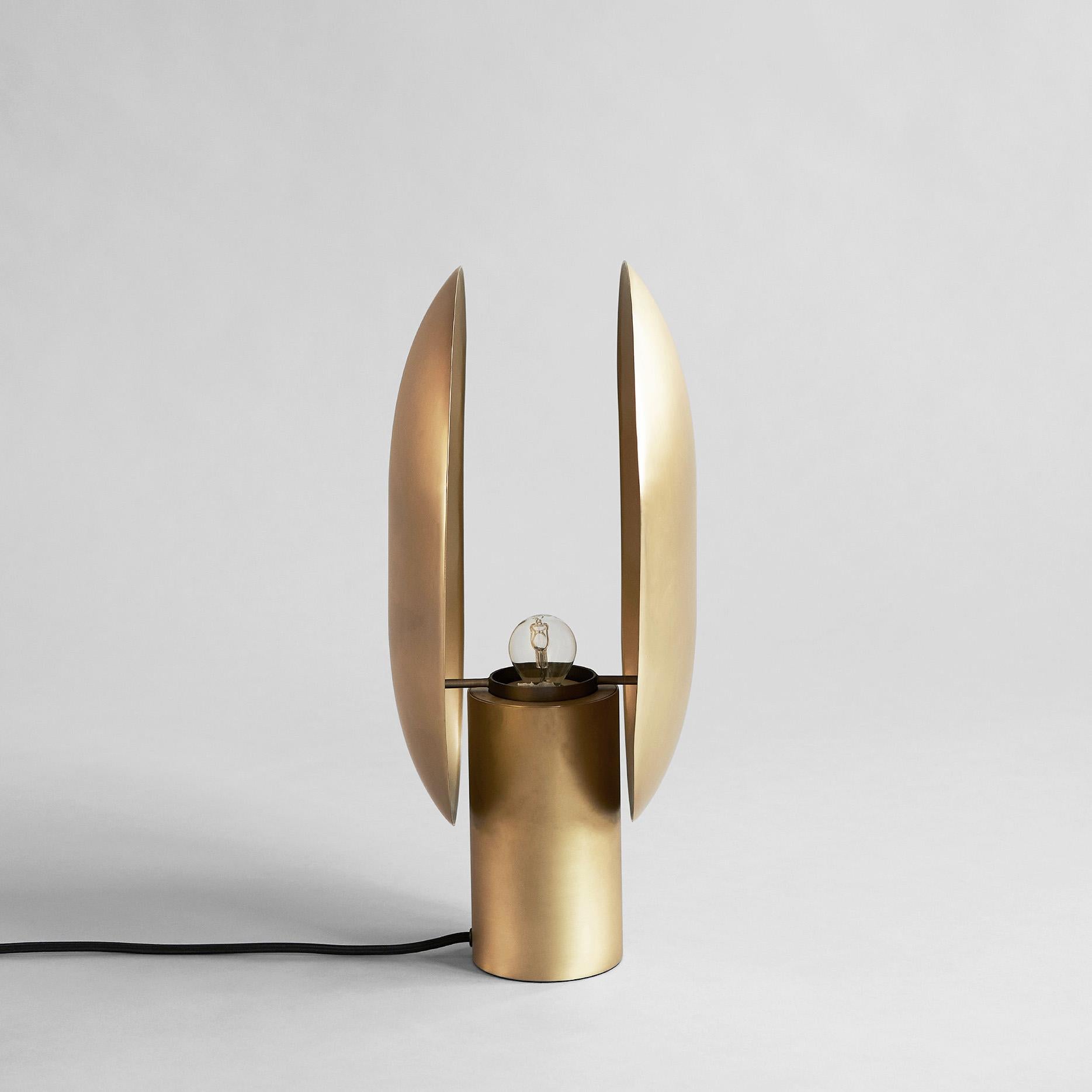 Brass clam table lamp by 101 Copenhagen
Designed by Kristian Sofus Hansen & Tommy Hyldahl
Dimensions: L 30 x W 15 x H 43,5 cm
Cable length: 200 cm
This product is not wired for USA
Materials: Metal: Plated metal / brass
Cable: Fabric covered cable /