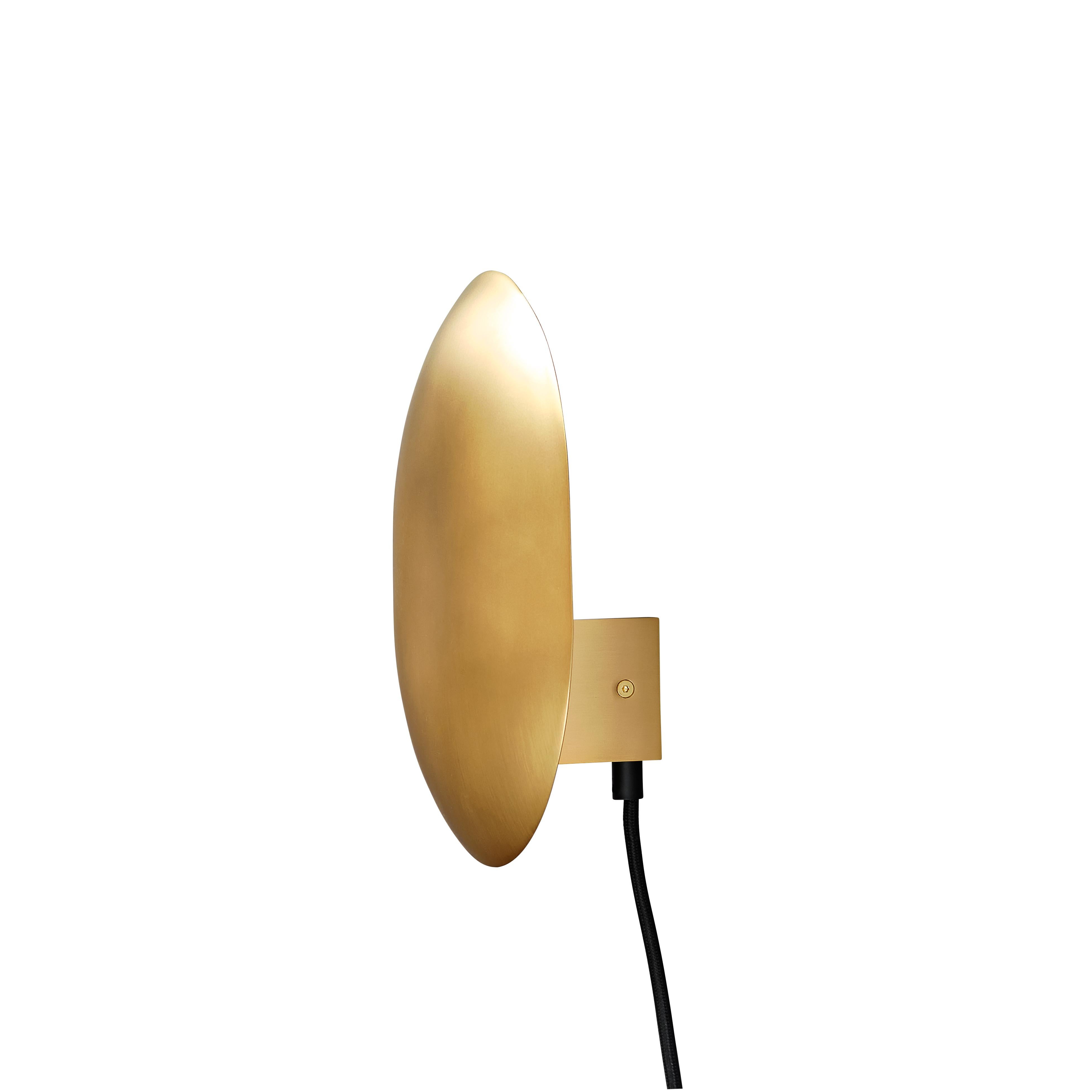 Brass clam wall lamp by 101 Copenhagen
Designed by Kristian Sofus Hansen & Tommy Hyldahl
Dimensions: L 14 x W 22 x H 26 cm
Cable length: 170 cm
This product is not wired for USA
Materials: metal: Plated metal / rass
Cable: fabric covered cable /