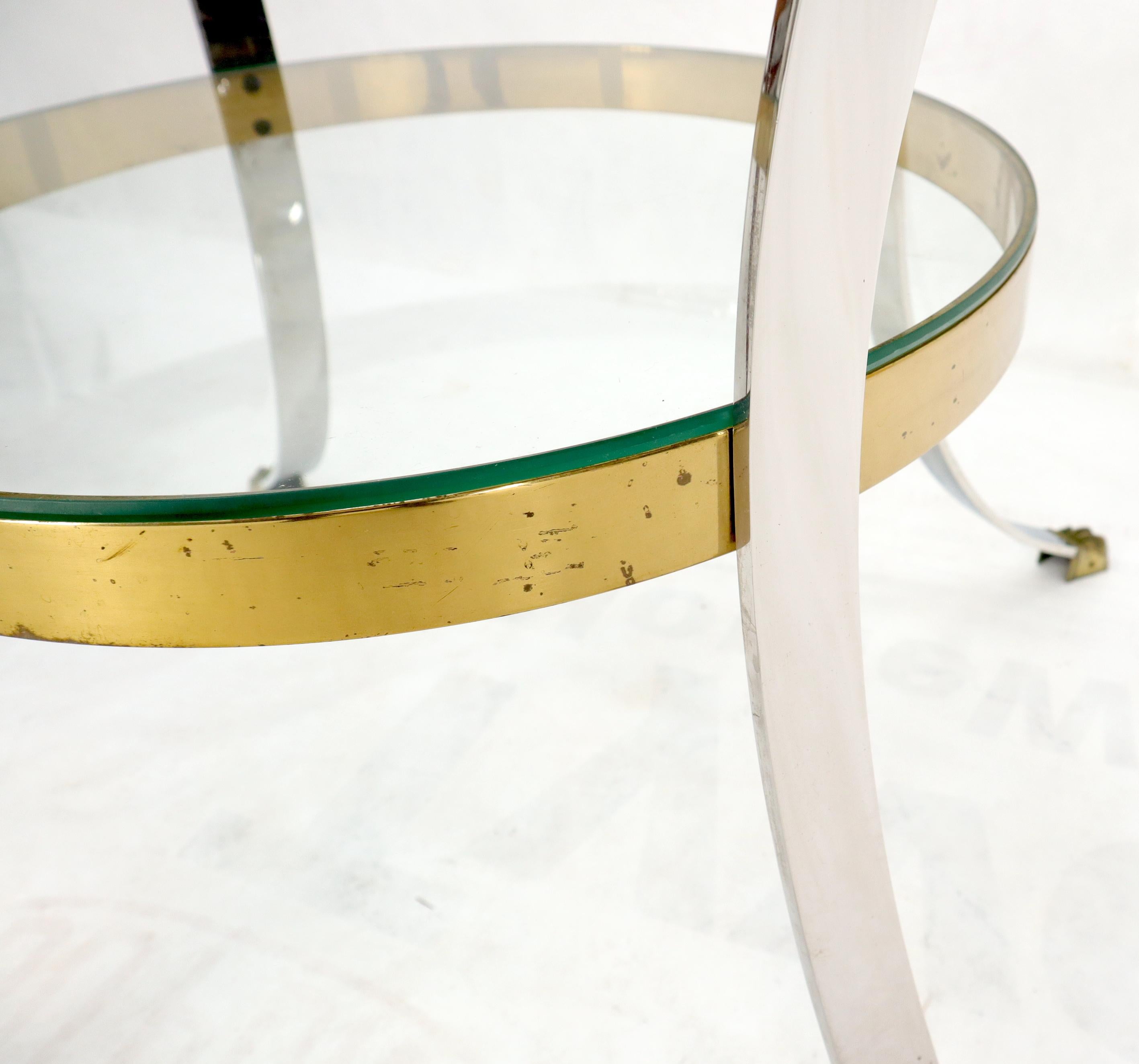 Table de jeu de café Guéridon avec plateau rond en laiton et verre avec pieds en forme de griffes en laiton en vente 1