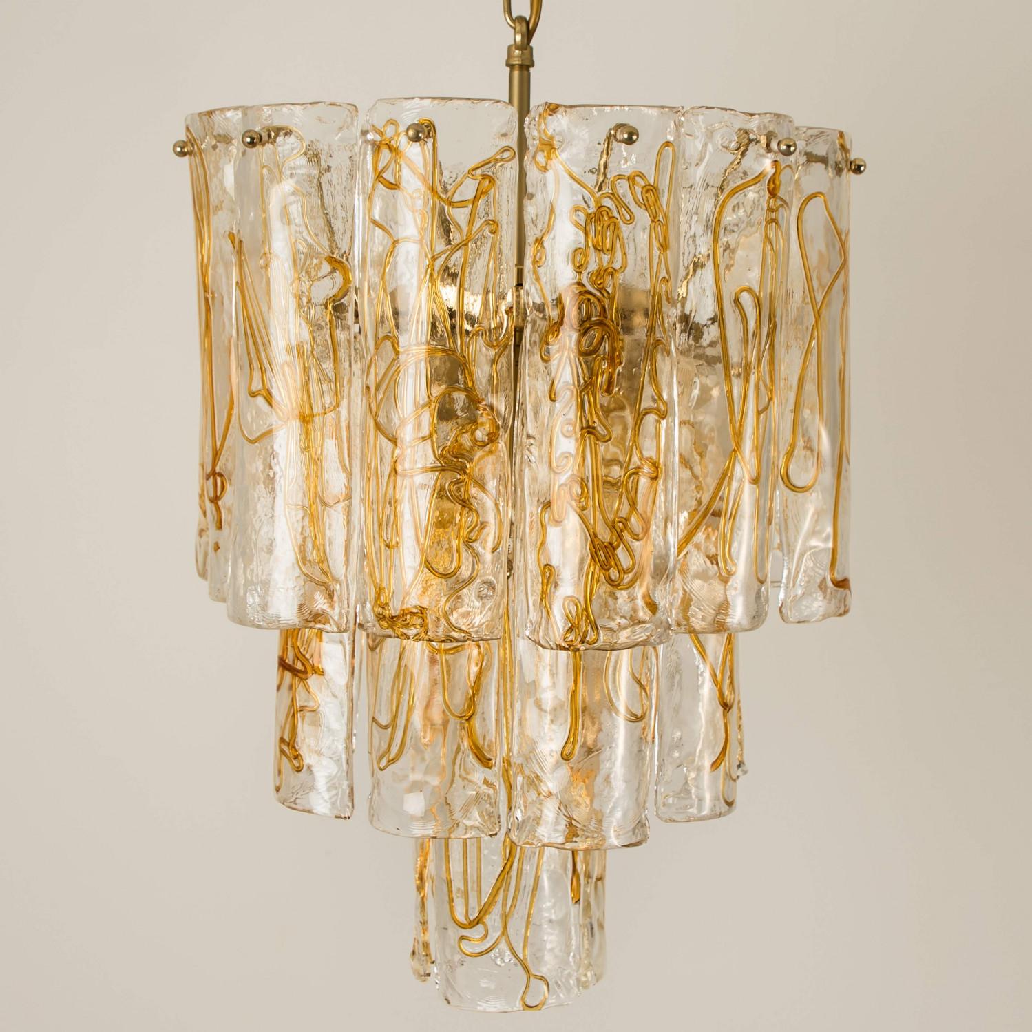 Un lampadario capolavoro di alta qualità di Doria, 1970. Presenta prismi in vetro artistico soffiato di Murano 23 su una struttura in ottone.
I prims rifrangono la luce in modo eccellente e sono perfetti per creare una luce morbida, calda e