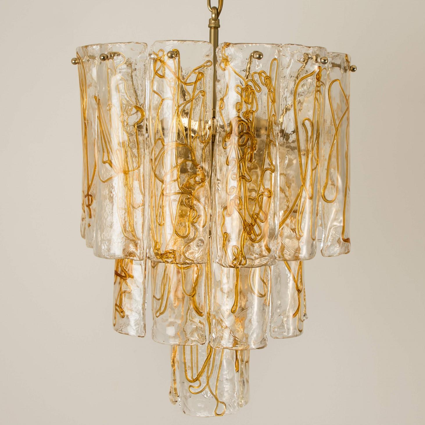 Impresionante lámpara de araña de gran calidad de Doria, 1970. Presenta prismas de cristal artístico soplado de Murano 23 sobre una estructura de latón.
Las imprimaciones refractan la luz maravillosamente y son perfectas para conseguir un resplandor