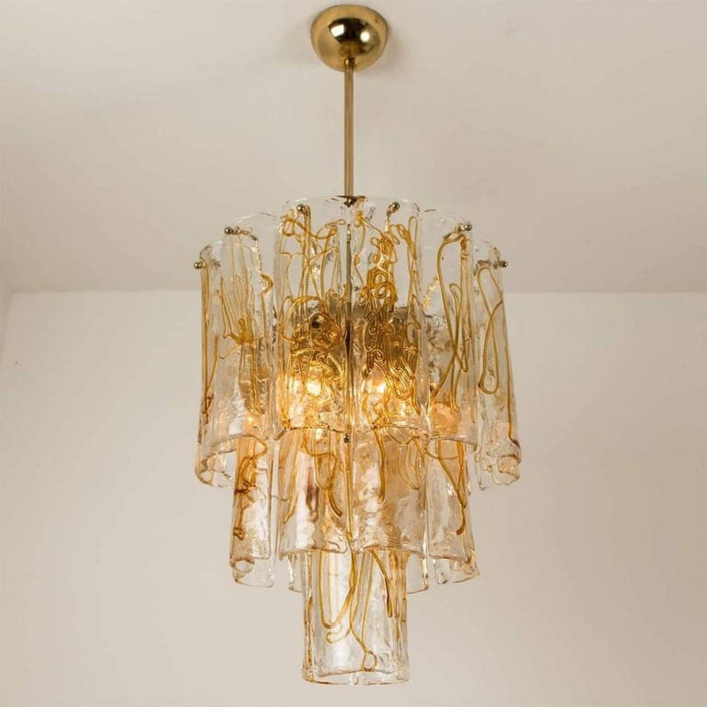 Mid-Century moderno Lampadario in ottone con vetro trasparente e ambra a spirale di Doria, 1970 in vendita