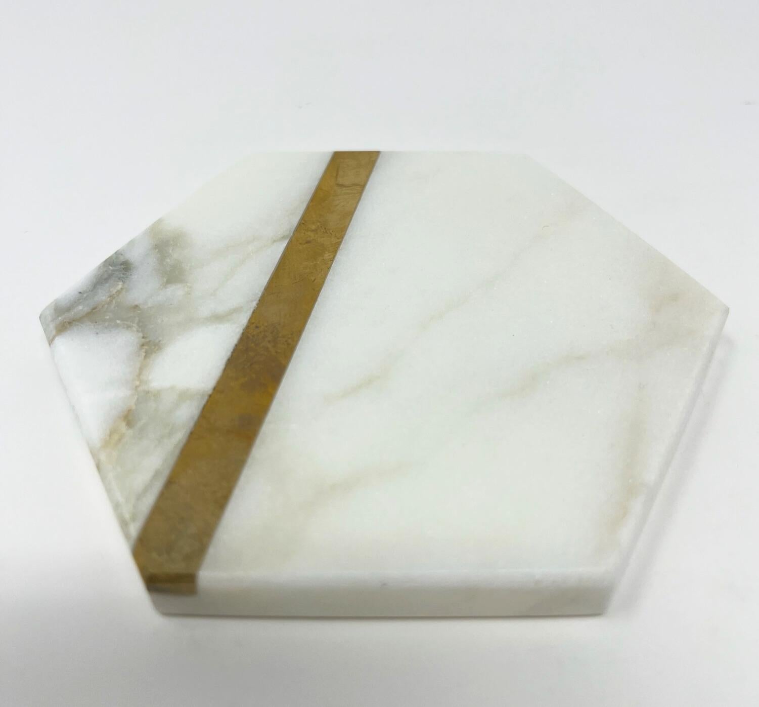 Sculpté à la main Coaster en laiton- Ensemble de sous-verres hexagonaux en or Calacatta et laiton du 21e siècle en vente