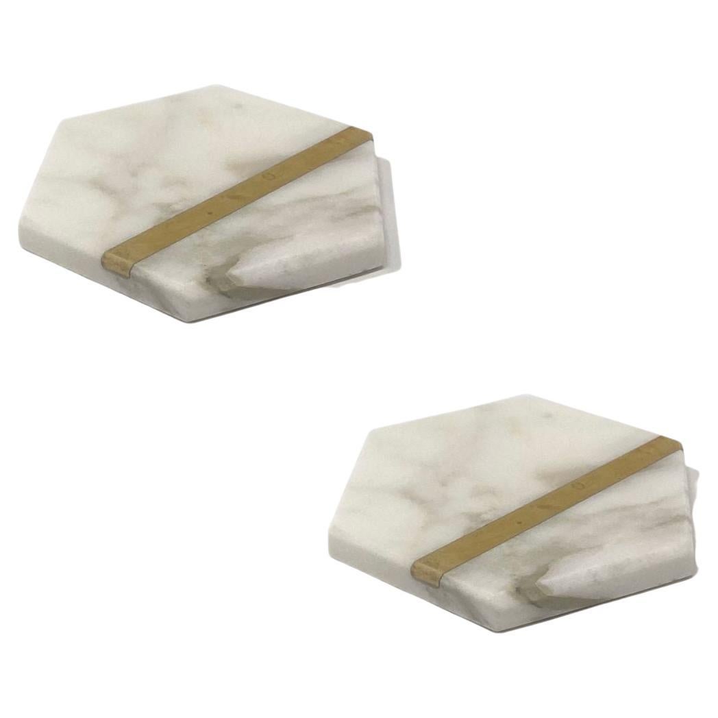 The Brass coasters, entirely made of Calacatta Oro marble, are exclusive coasters embellished with a brass tab that runs along the object from one end to the other, giving it a further touch of refined style.
The Brass coasters are part of the new