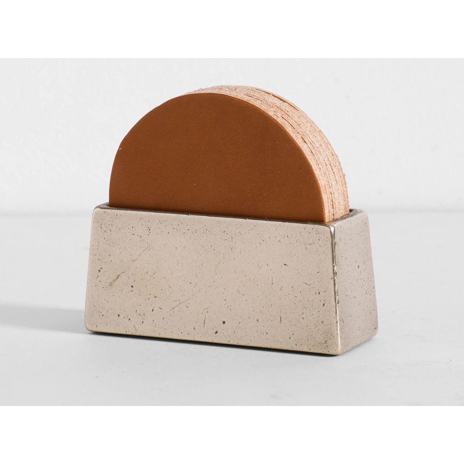 Postmoderno Portaoggetti contemporaneo in ottone con set in pelle arancione di Henry Wilson in vendita
