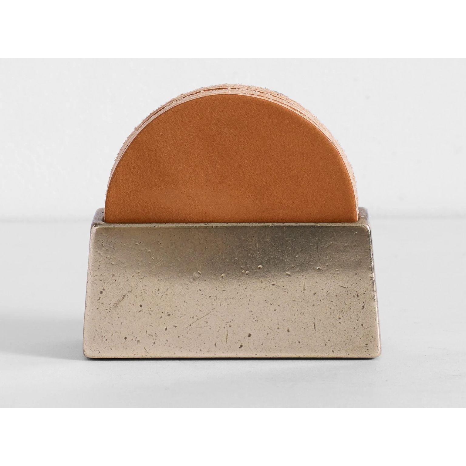 Australiano Portaoggetti contemporaneo in ottone con set in pelle arancione di Henry Wilson in vendita