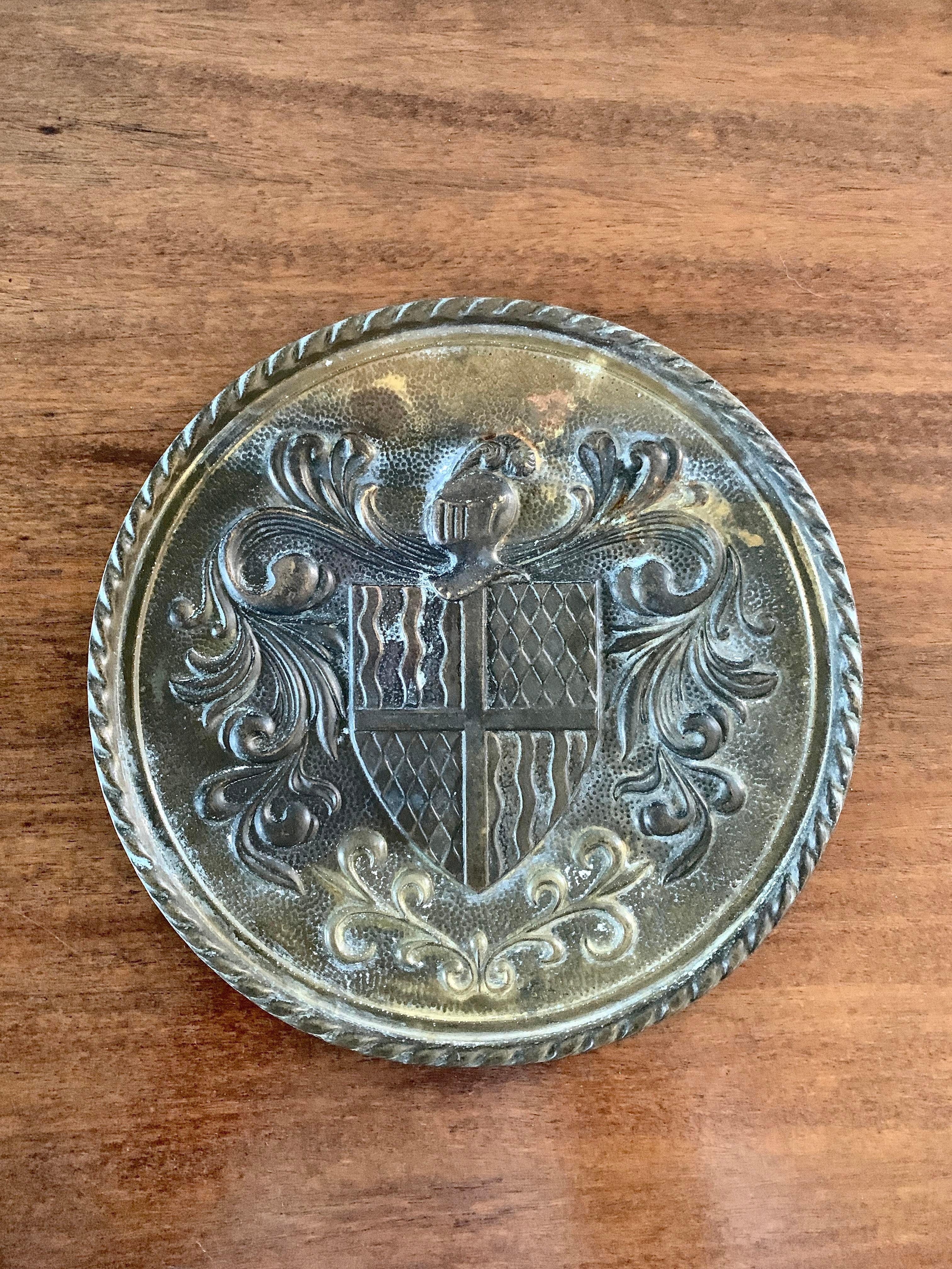 A beautiful cast brass wall plate featuring a coat of arms.

Circa mid-20th century.

Measures: 8.13