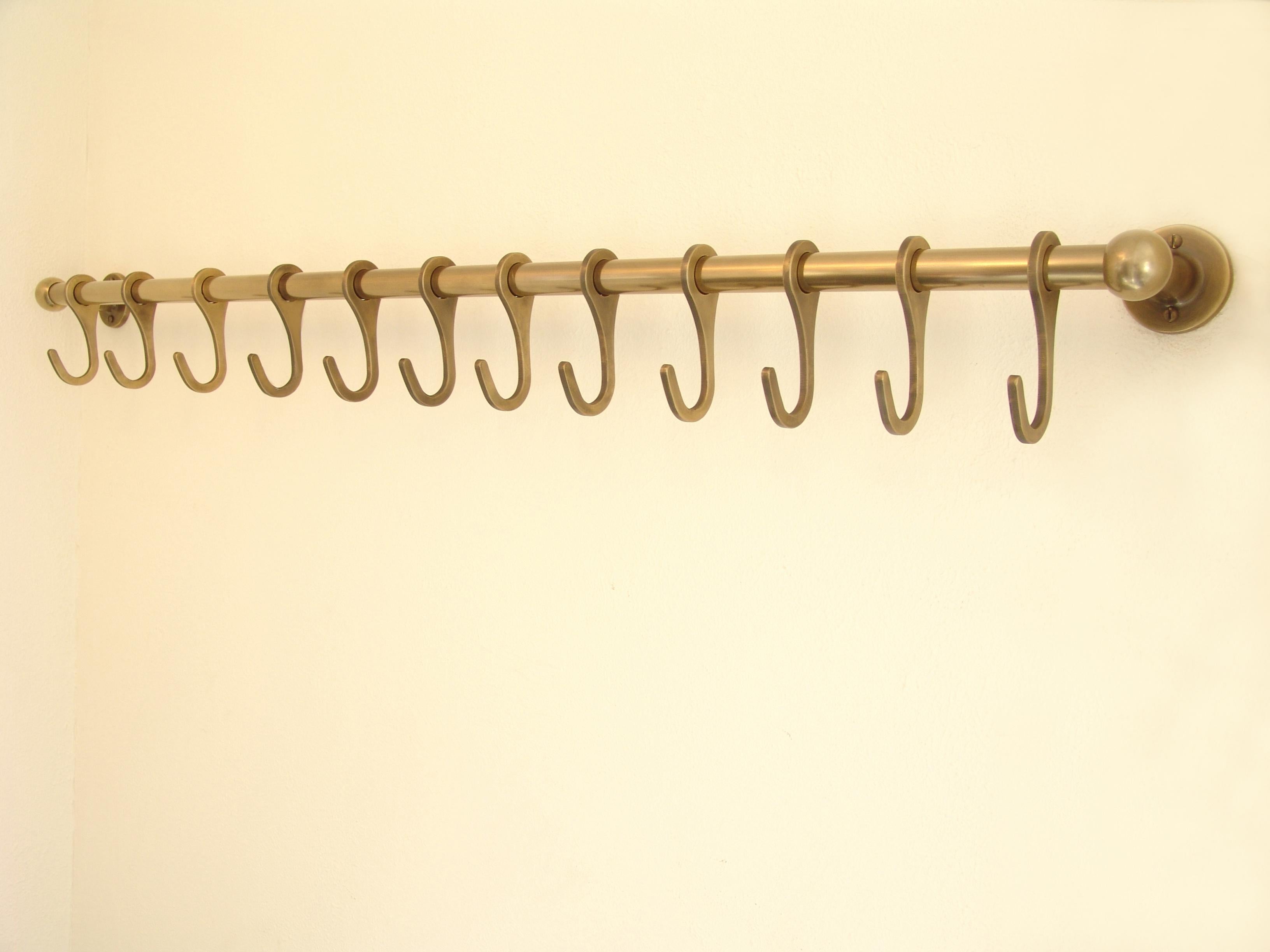 Messing Garderobe Wandhalterung Custom Hand Made Sliding Hooks Bronze Patina (amerikanisch) im Angebot