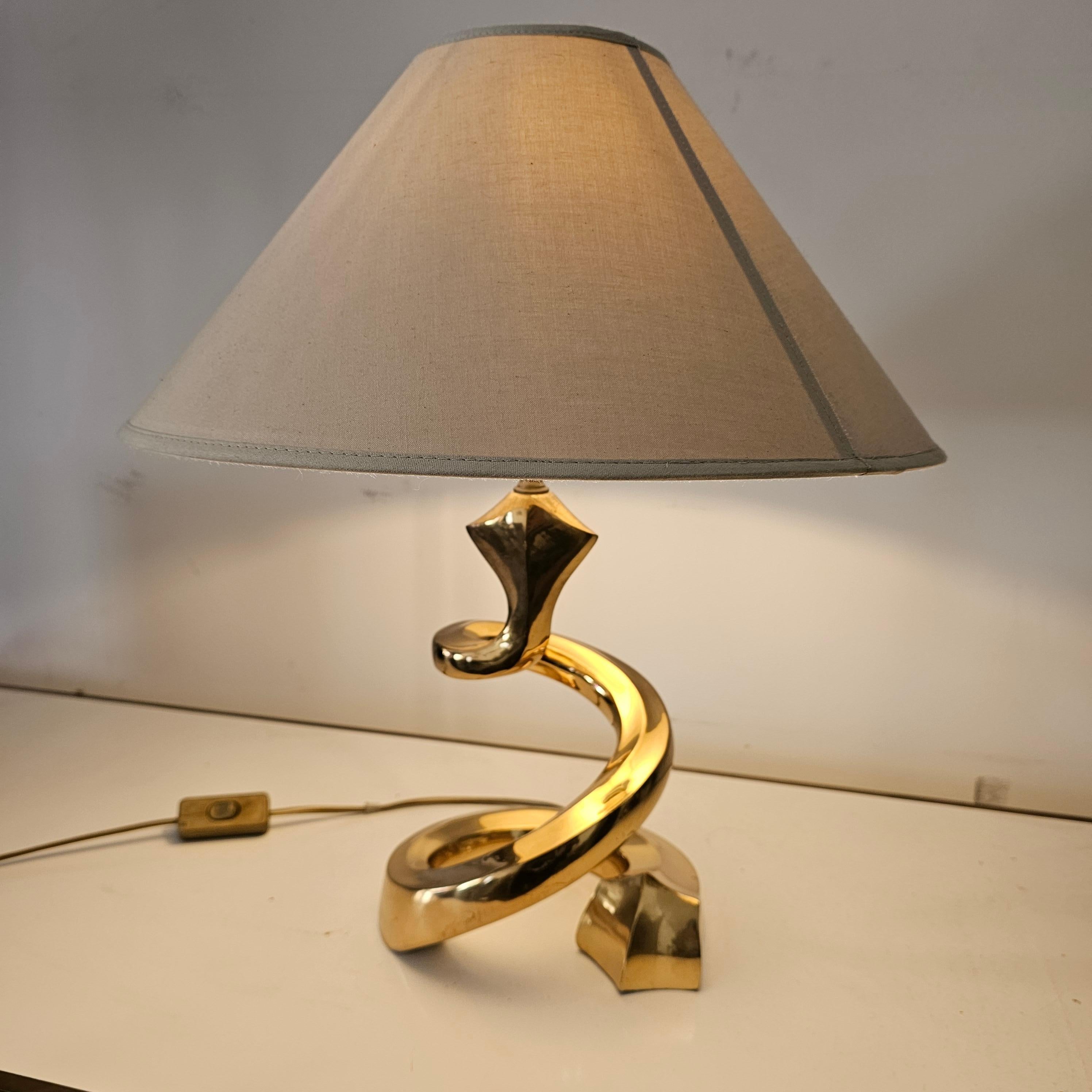Late 20th Century Brass Cobra Minimalistic Table Lamp For Sale