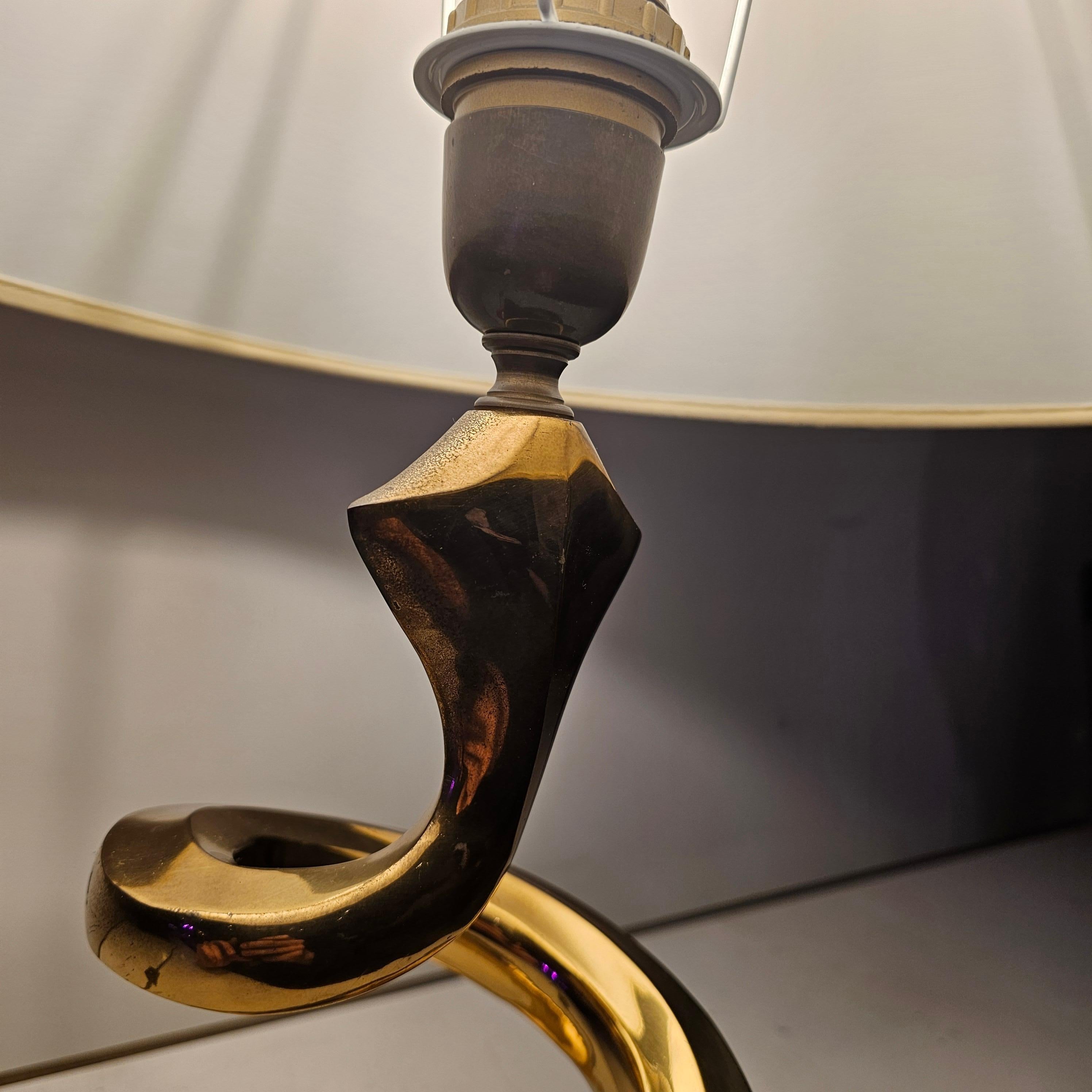 Laiton Lampe de table minimaliste Cobra en laiton en vente