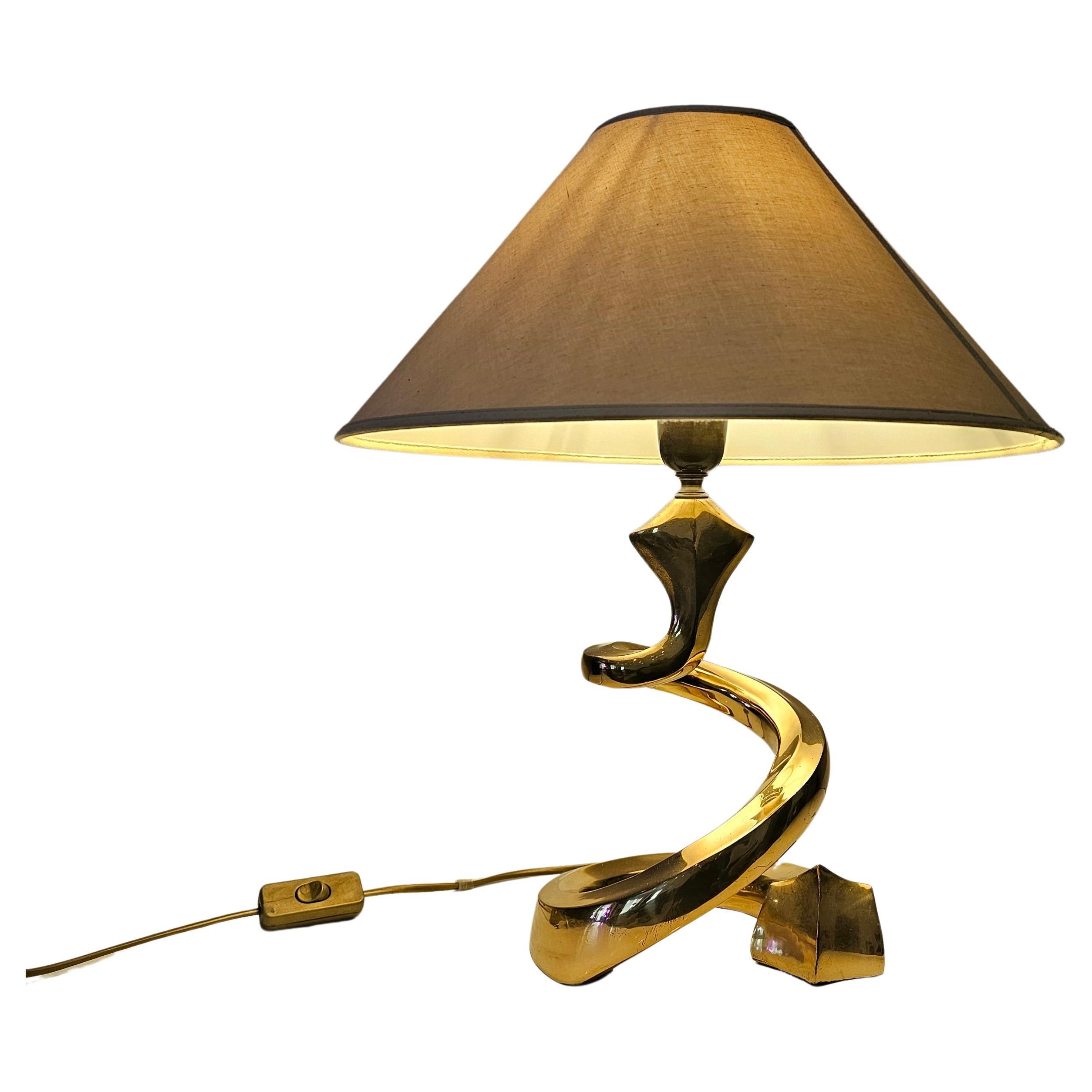 Lampe de table minimaliste Cobra en laiton en vente