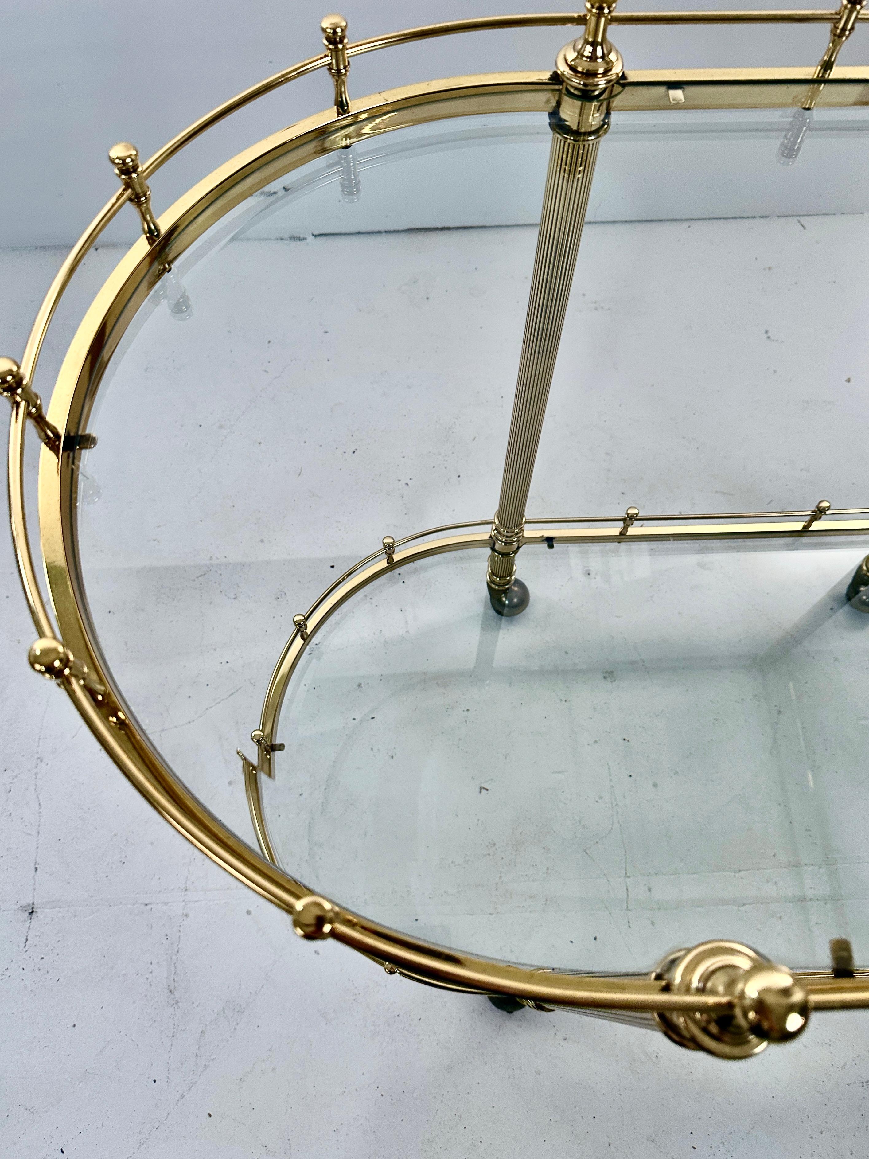 Carrito de cóctel de latón en estilo neoclásico, Italia c 1960s en venta 3