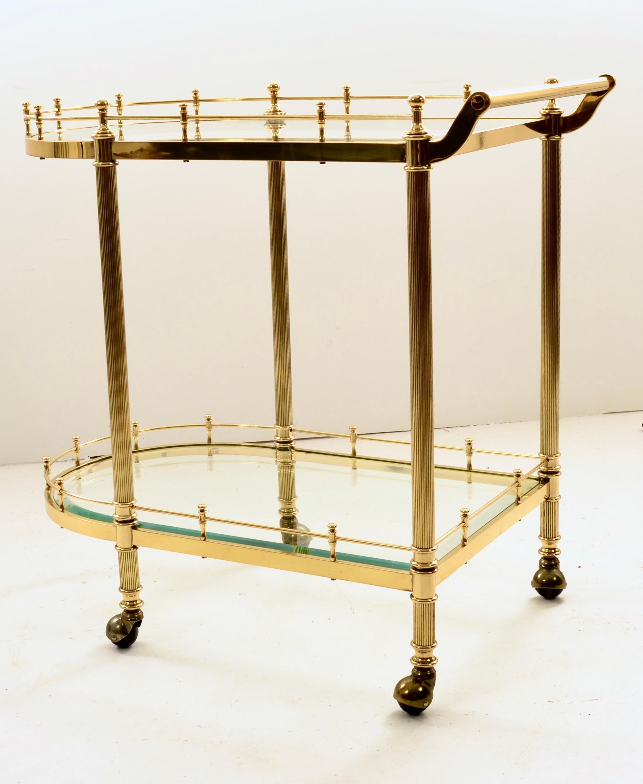 Carrito de cóctel de latón en estilo neoclásico, Italia c 1960s Italiano en venta