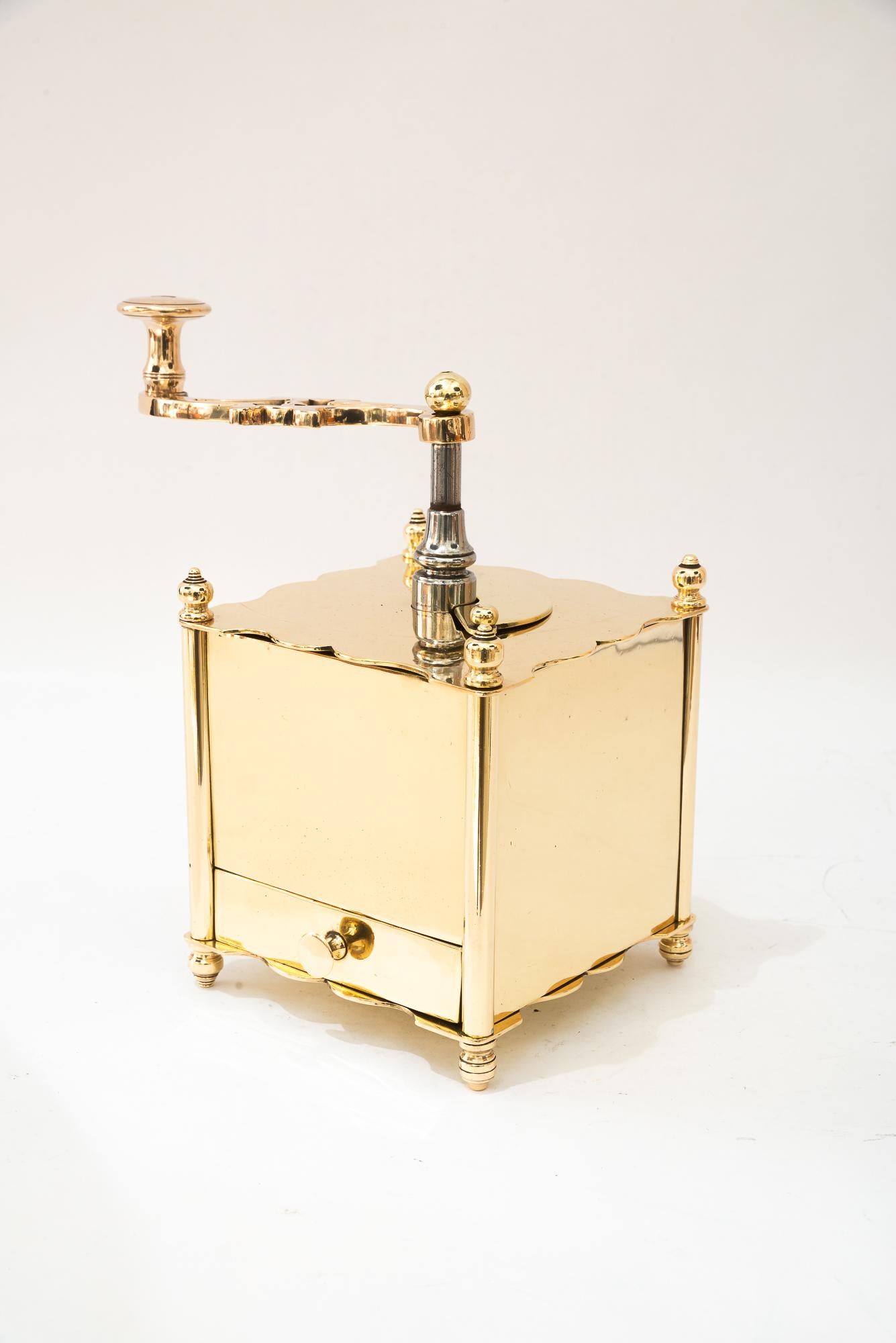Kaffeemühle aus Messing Wien um 1920 (Art déco) im Angebot