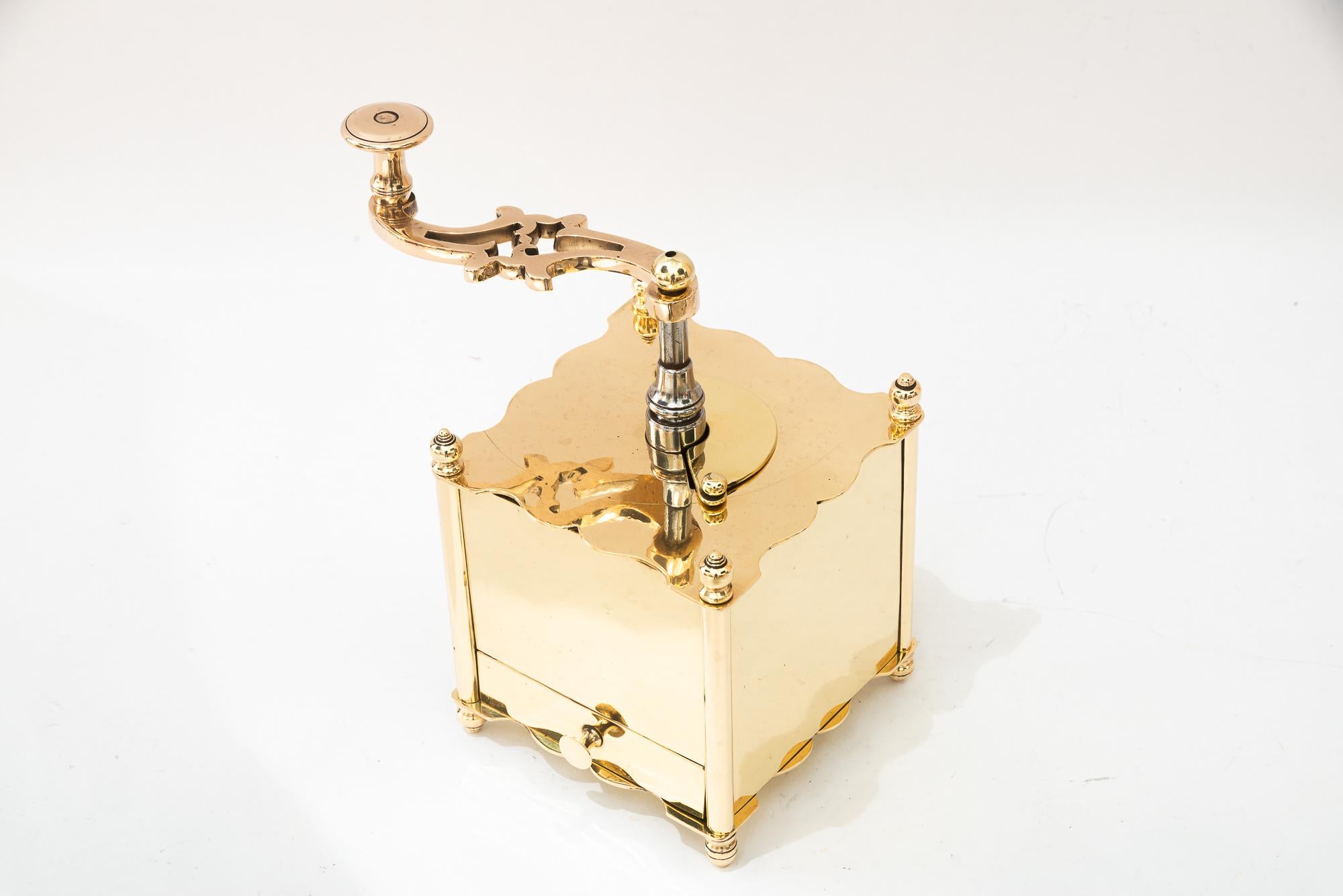 Kaffeemühle aus Messing Wien um 1920 (Österreichisch) im Angebot